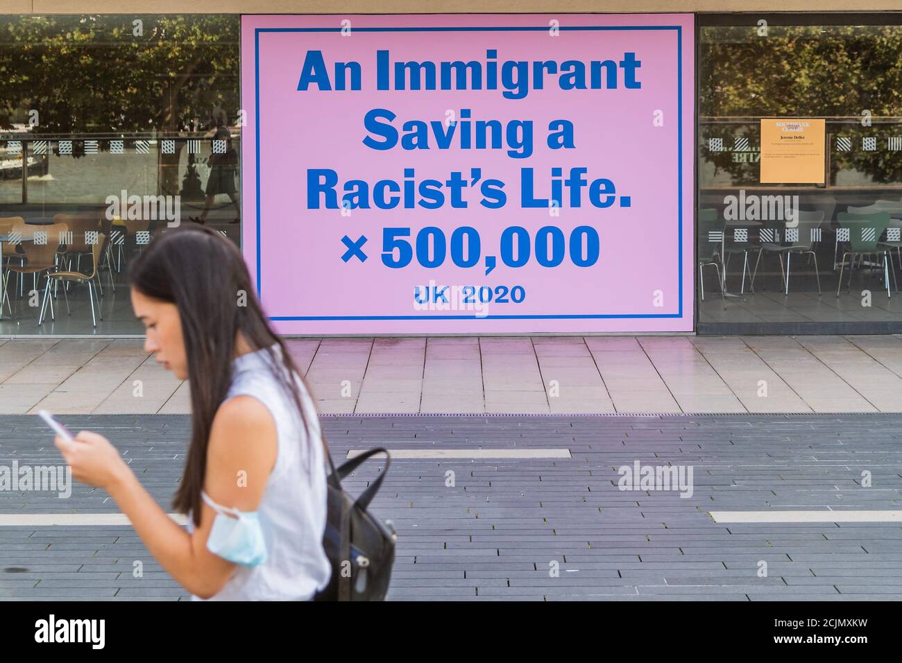 Londra, Regno Unito. 15 settembre 2020. Jeremy Deller, un immigrato che salva la vita di un razzista x 500,000, 2020 - Everyday Heroes è una mostra all'aperto su pareti e finestre intorno al Southbank Center. Celebra i contributi che i lavoratori chiave e il personale di prima linea hanno dato durante la pandemia del coronavirus. Credit: Guy Bell/Alamy Live News Foto Stock