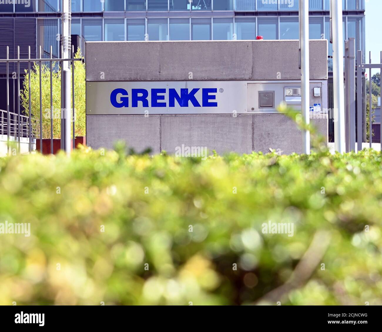 Baden Baden, Germania. 15 settembre 2020. La scritta del fornitore di servizi finanziari Grenke AG si trova presso la sede della società quotata in borsa MDAX. Un cosiddetto attacco breve al titolo MDAX Grenke ha causato una sensazione al mattino. Un rapporto critico sul fornitore di leasing ha causato il crollo del prezzo di azione di Grenke di quasi 18 per cento nel frattempo. Credit: Uli Deck/dpa/Alamy Live News Foto Stock