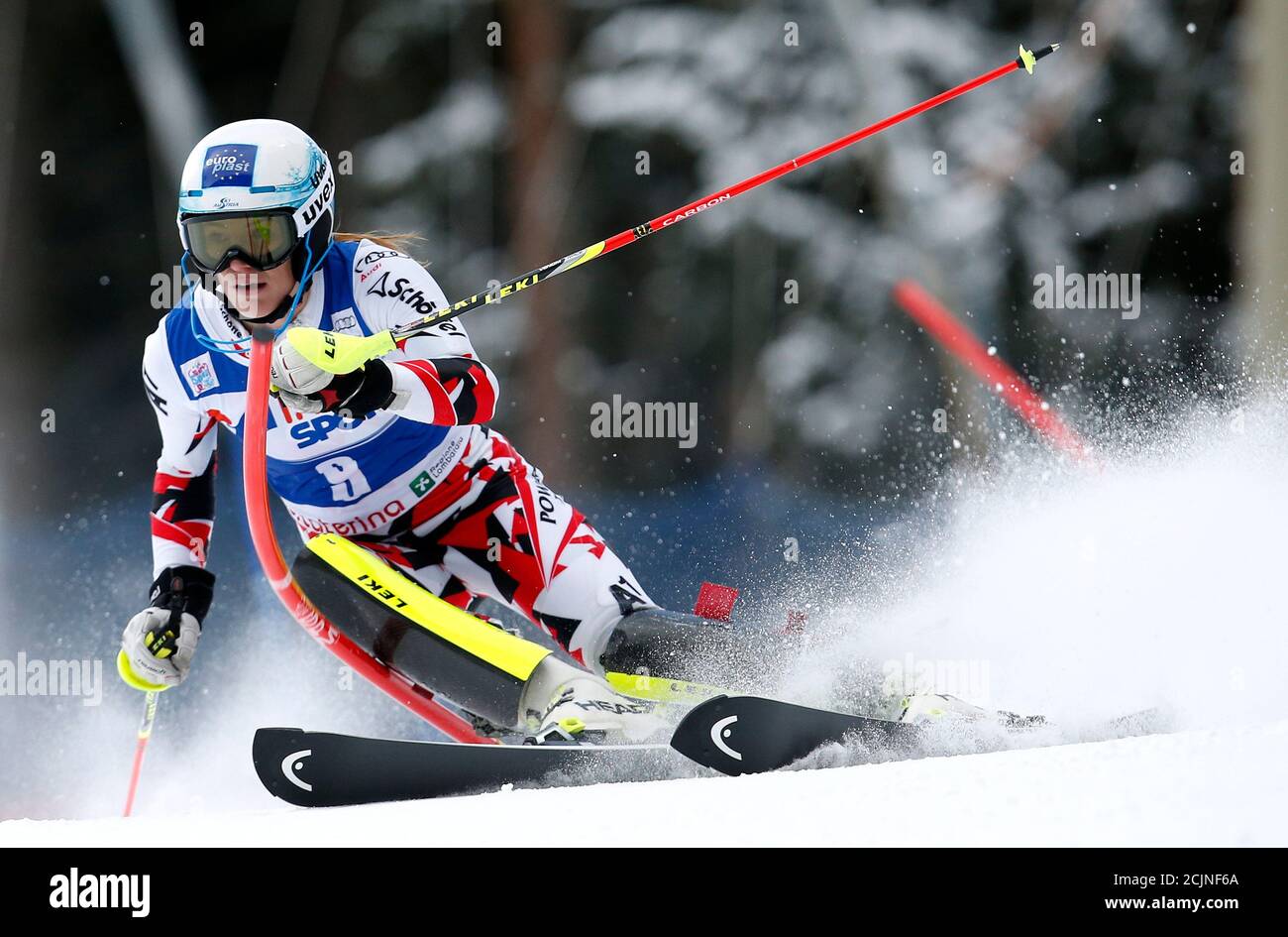 Carmen Thalmann dell'Austria ha liberato un cancello durante la prima corsa  nello slalom femminile alla Coppa del mondo di Sci Alpino a Santa Caterina  Valfurva, Italia settentrionale, 5 gennaio 2016. REUTERS/Alessandro Garofalo