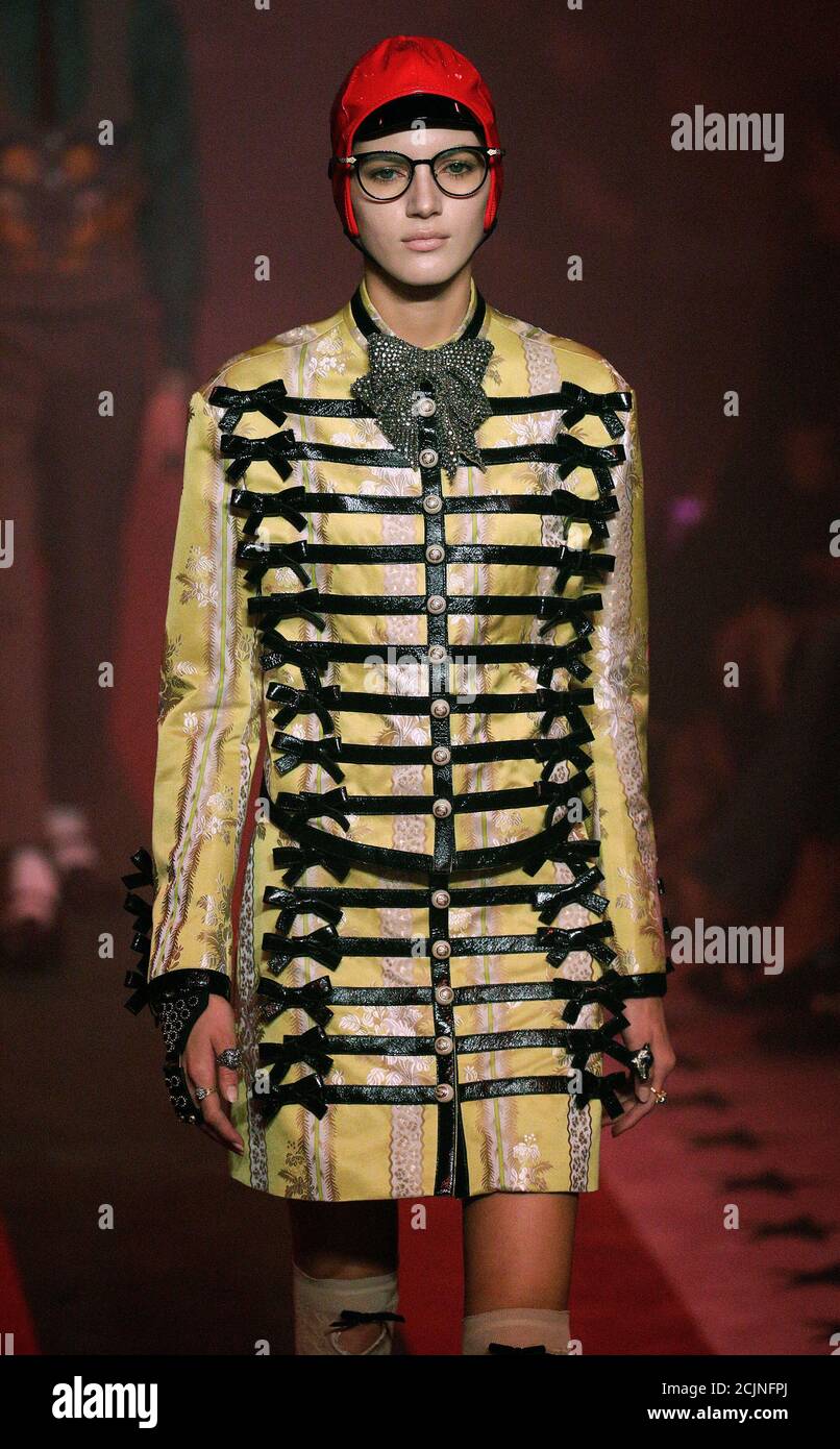 Un modello presenta una creazione alla sfilata di moda Gucci durante la  settimana della Moda di Milano Primavera/Estate 2017 a Milano, 21 settembre  2016. REUTERS/Max Rossi Foto stock - Alamy