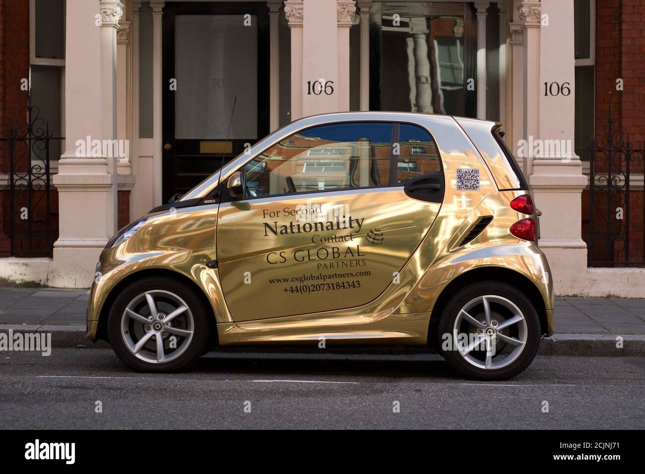 12 settembre 2020 - Londra Regno Unito: Auto Gold Smart parcheggiata nella strada storica di Londra Foto Stock