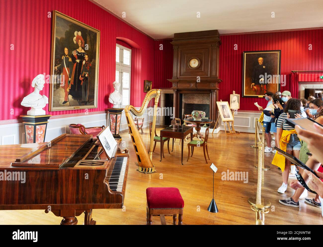 Turisti e visitatori all'interno del Chateau D'Amboise, nella sala ornata Orleans Music con strumenti musicali; Amboise France Europe Foto Stock