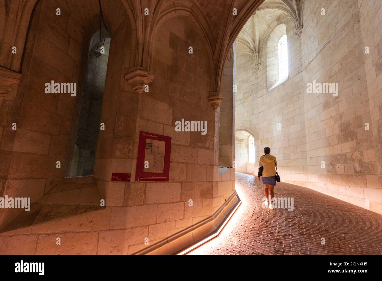 Francia medievale; persone a piedi nel Tour des Minimes, Chateau D'Amboise, Amboise Francia Europa Foto Stock