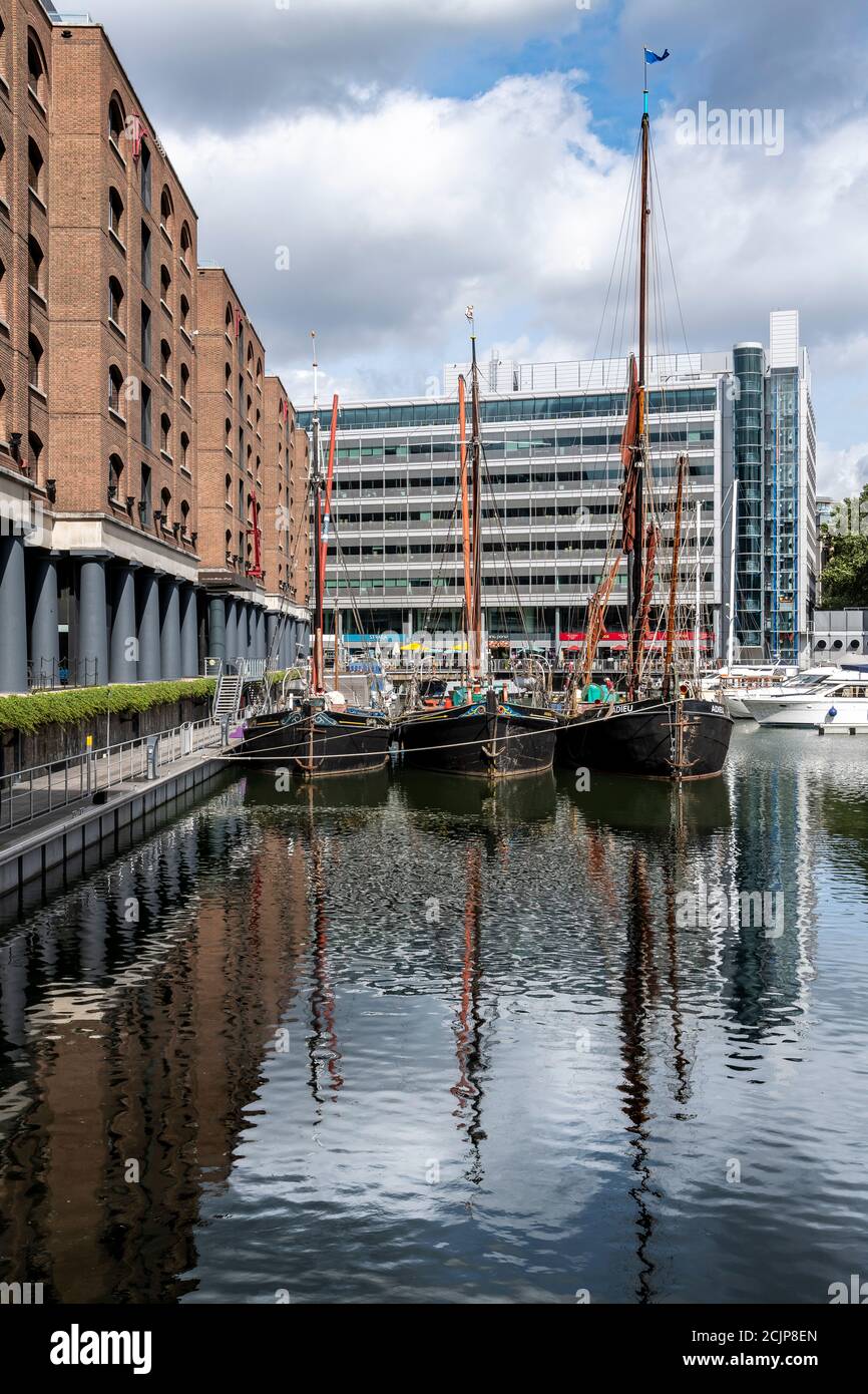 Molo di St Katherine vicino al Tower Bridge. Le banchine sono ora sede di yacht di lusso, piccole barche e motoscafi e circondati da caffè e bar. Foto Stock