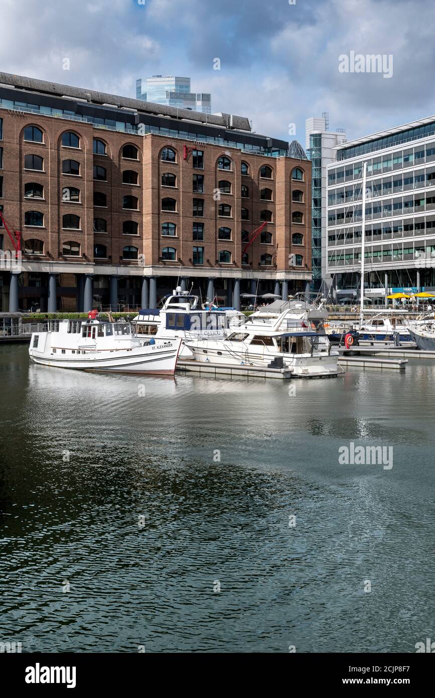Molo di St Katherine vicino al Tower Bridge. Le banchine sono ora sede di yacht di lusso, piccole barche e motoscafi e circondati da caffè e bar. Foto Stock