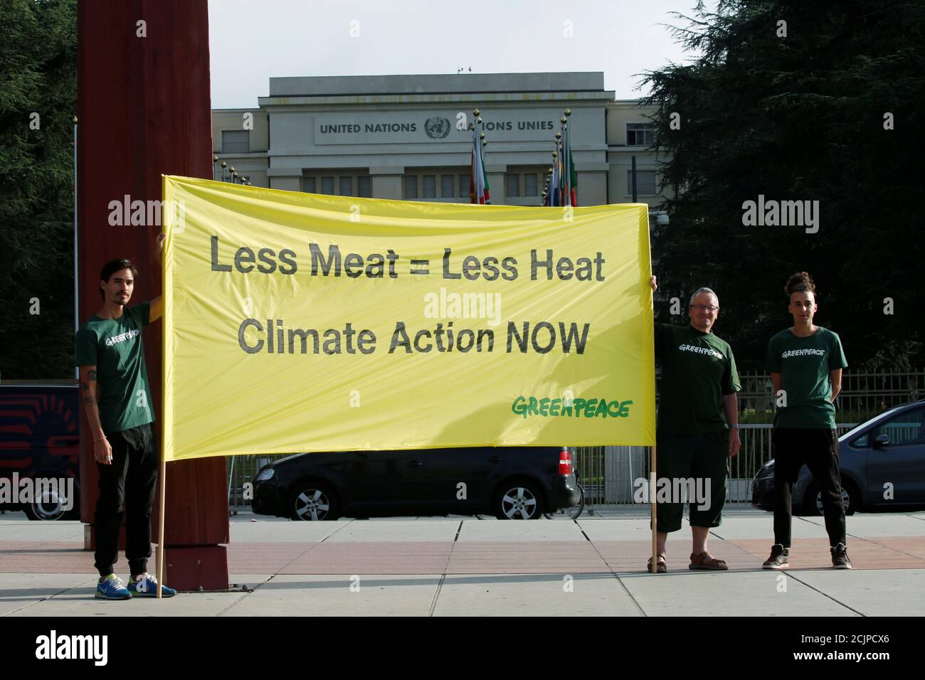 Gli attivisti di Greenpeace hanno un banner davanti alle Nazioni Unite prima di una conferenza stampa del Gruppo intergovernativo sui cambiamenti climatici (IPCC), dopo che la sua 50a sessione si è conclusa a Ginevra, in Svizzera, l'8 agosto 2019. REUTERS/Denis Balibouse Foto Stock