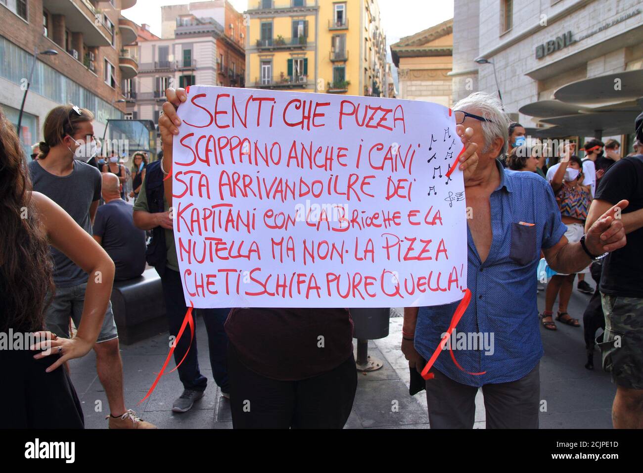 Giovane e vecchia protesta durante un incontro di Matteo Salvini Leader della Lega Foto Stock