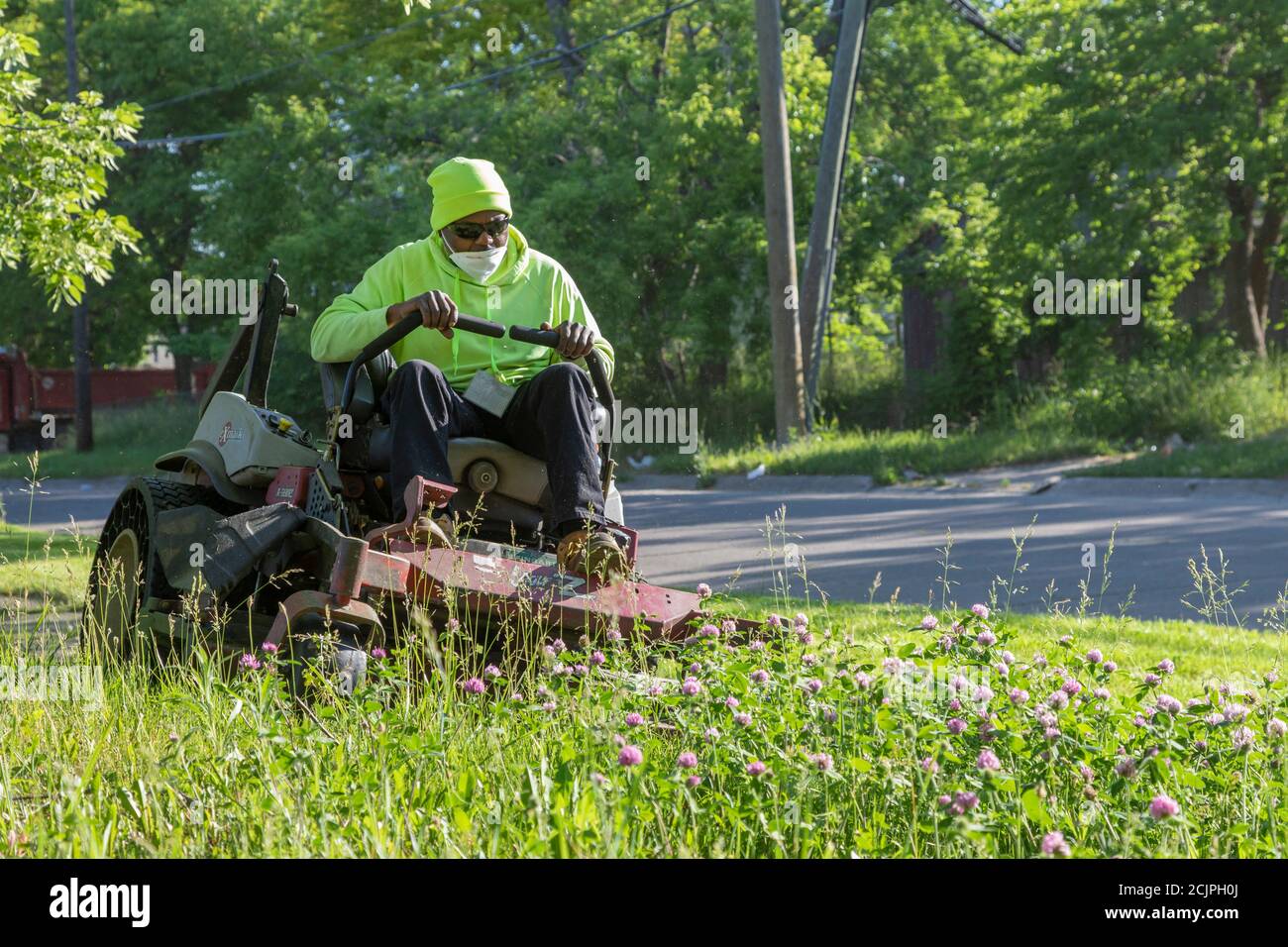 Detroit, Michigan - i lavoratori del Detroit Grounds Crew hanno tagliato l'erba sui terreni della Burbank School, una delle dozzine di scuole pubbliche chiuse i Foto Stock
