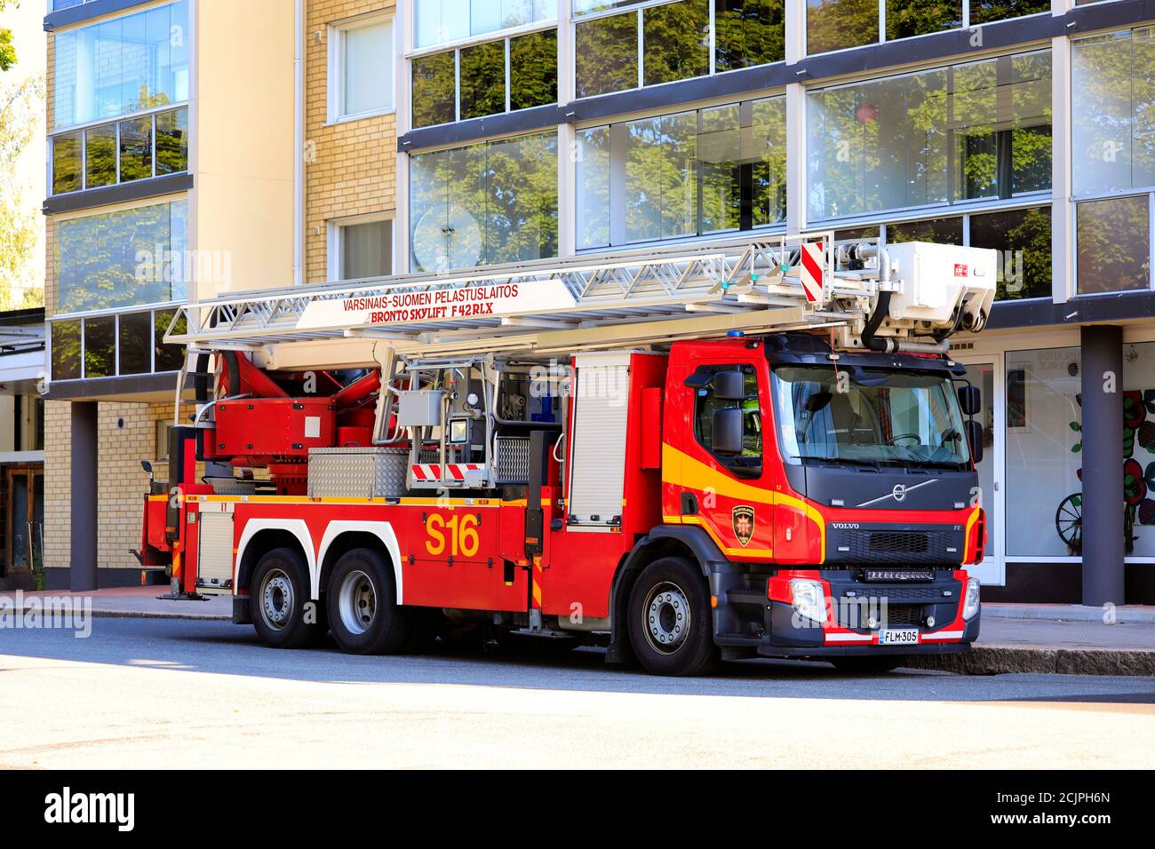 Camion fuoco Volvo FE con piattaforma a scala aerea Bronto F42RLX Skylift parcheggiata in strada. Salo, Finlandia. 16 agosto 2020. Foto Stock