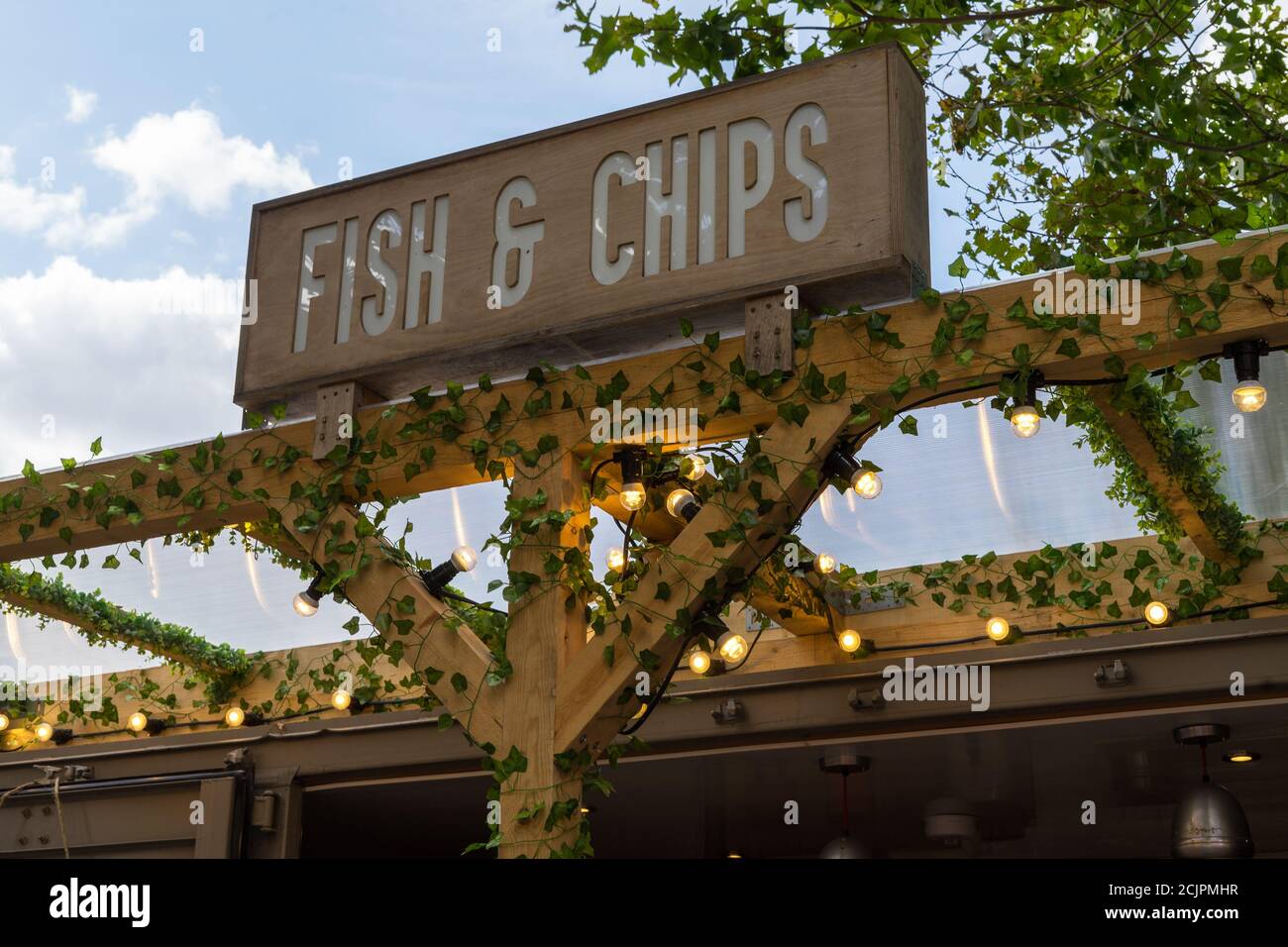 Fish and chips segno sulla recinzione di legno di una bancarella di cibo sulla Southbank. Londra Foto Stock