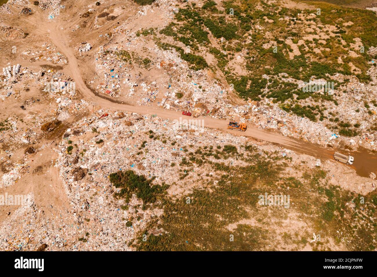 Vista aerea dei veicoli per rifiuti sul sito di discarica dei rifiuti dal drone pov Foto Stock
