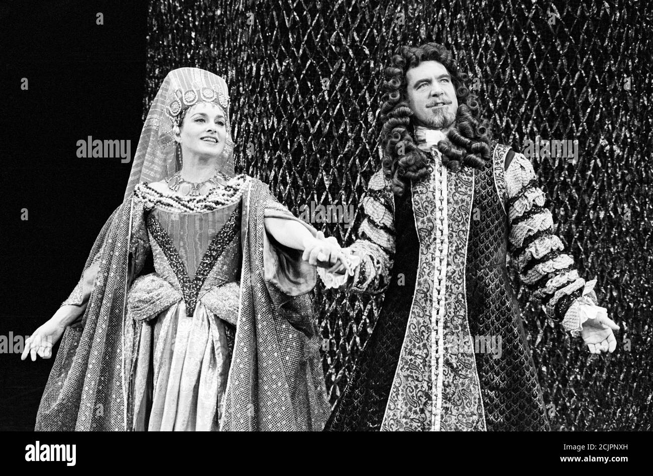 Barbara Jfordd (Cleopatra, Regina d'Egitto), John Turner (Marc Antony) in TUTTO PER AMORE di John Dryden al The Old Vic, Londra SE1 1977 design: Nicholas Georgiadis regista: Frank Hauser Foto Stock