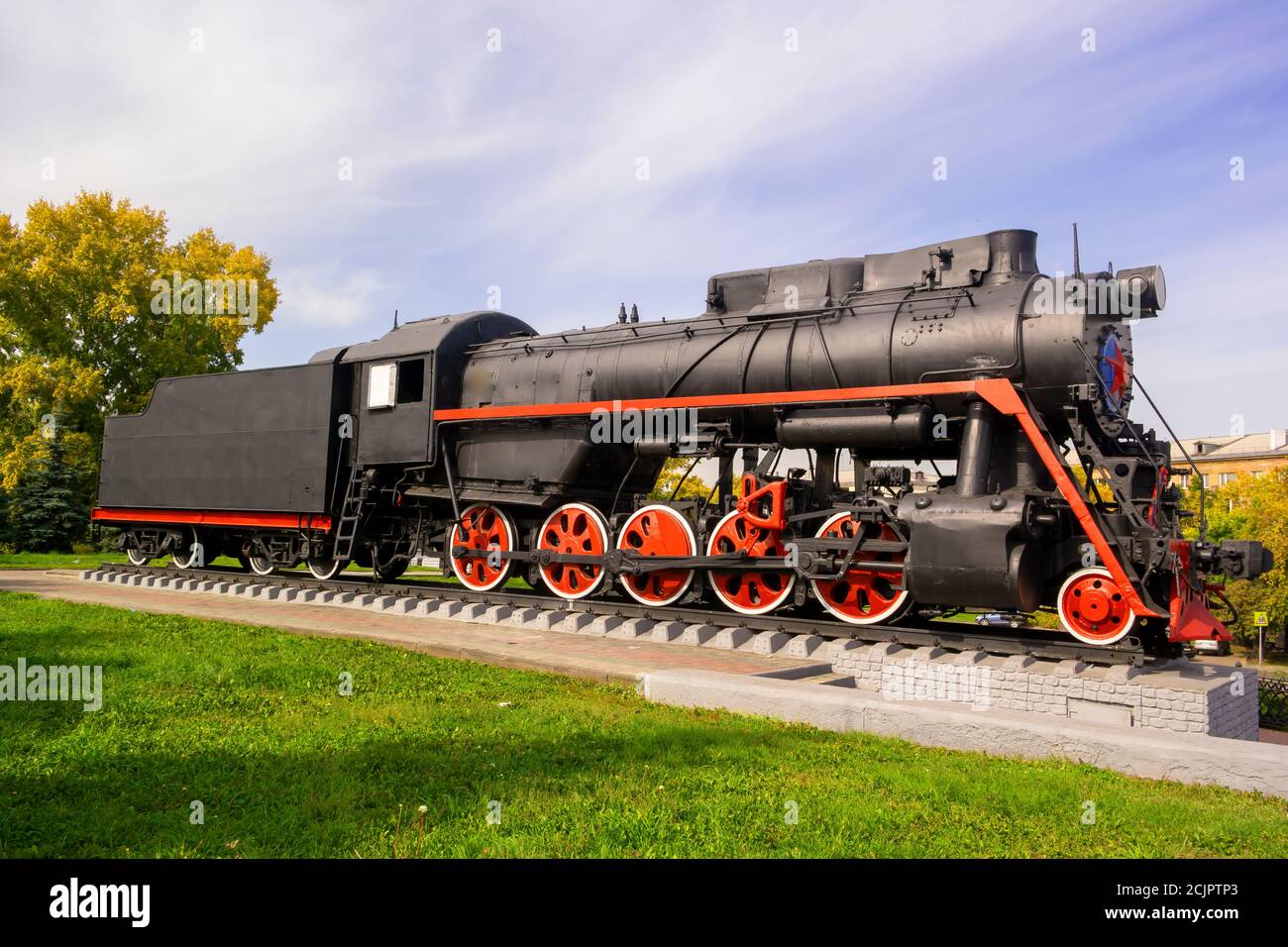 la vecchia locomotiva si erge su un piedistallo come monumento Foto Stock