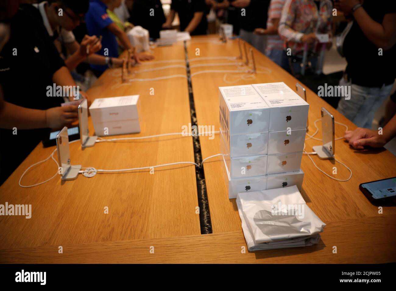 Le confezioni di iPhone XS acquistate dai clienti vengono illustrate all'Apple Store di Singapore il 21 settembre 2018. REUTERS/Edgar su Foto Stock