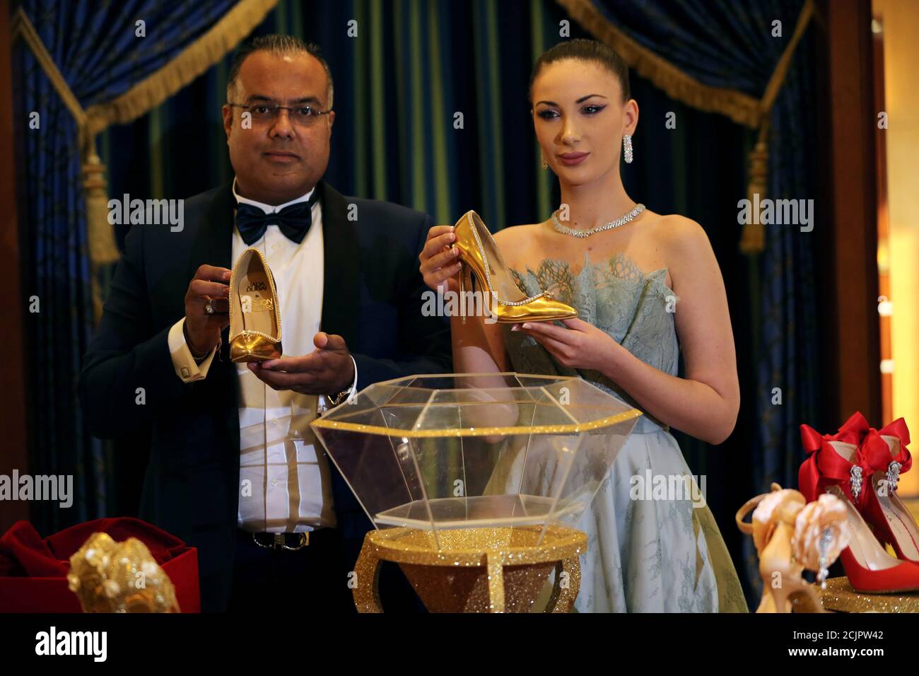 Hemant Karamchandani, CEO di Passion Jewelers e Maria Majari, direttore  creativo di Jada Dubai, scoprono scarpe del valore di 17,000,000 dollari,  rendendole le scarpe più costose al mondo all'hotel Burj al Arab
