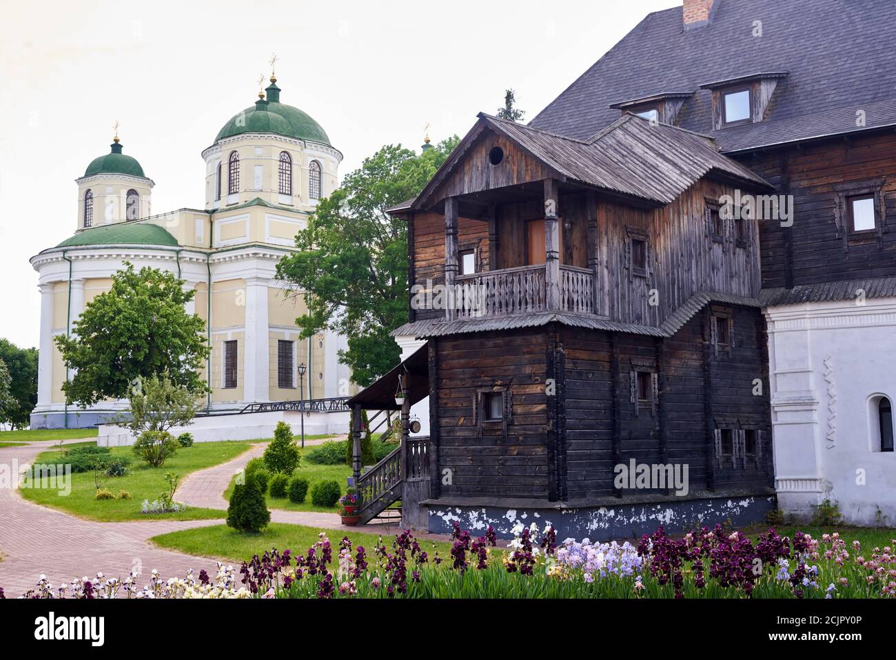 Monastero di Novgorod-Seversky in estate, chiesa e edifici in legno, Ucraina. Foto Stock