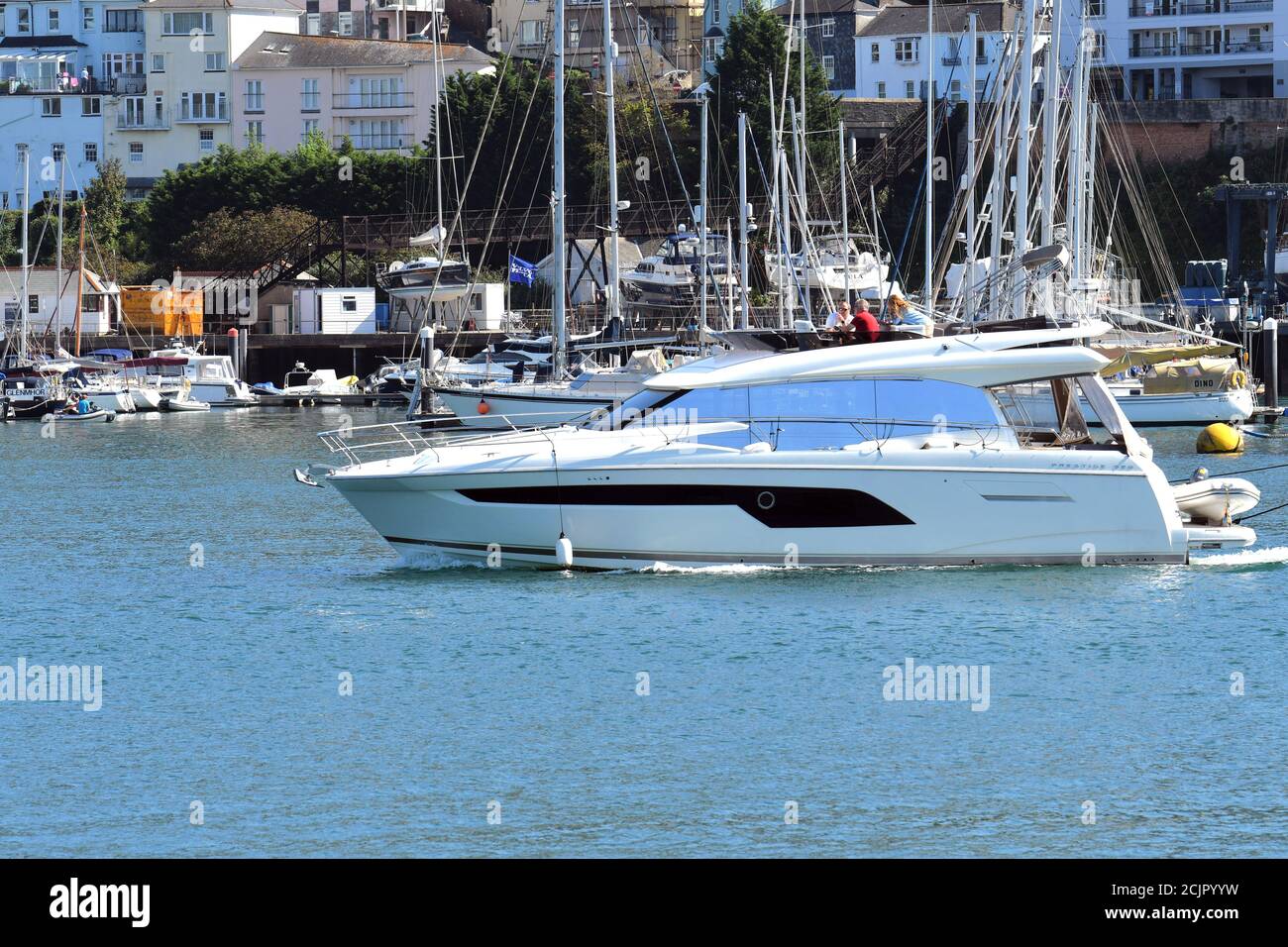 14 settembre/2020. Crociera a motore privata di lusso in barca a motore ormeggiata su pontile galleggiante nel porto di Dartmouth nel Regno Unito. Credito immagine Robert Timoney/Alamy/ Foto Stock