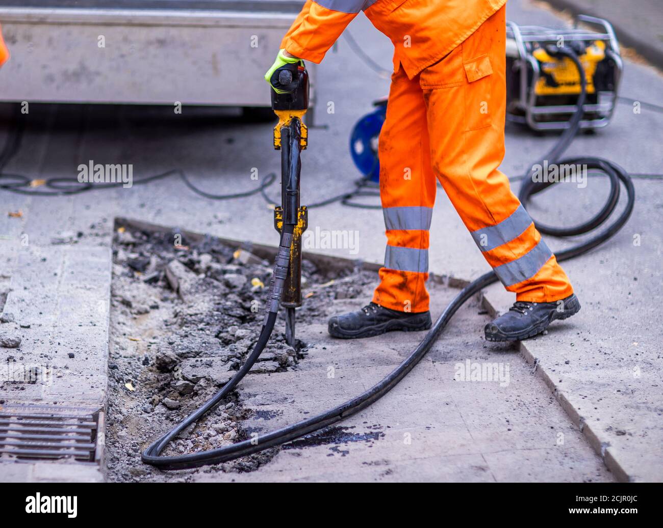 Walkendorf, Germania. 09 settembre 2020. I tirocinanti nel loro secondo anno di formazione rompono la vecchia superficie stradale ad una fermata dell'autobus e preparano il rinnovo della strada. Il futuro personale addetto alla manutenzione stradale del Meclemburgo-Pomerania occidentale viene addestrato presso il deposito di manutenzione stradale di Teterow. Il reparto di manutenzione stradale è responsabile di circa 200 chilometri di strade statali e federali. Credit: Jens Büttner/dpa-Zentralbild/ZB/dpa/Alamy Live News Foto Stock