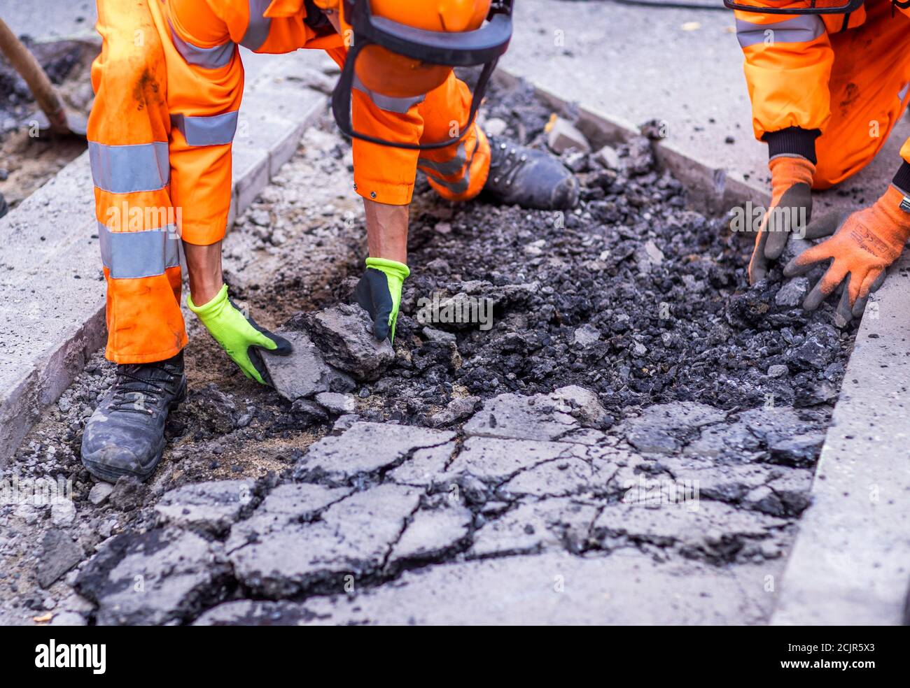 09 settembre 2020, Meclemburgo-Pomerania occidentale, Walkendorf: I tirocinanti nel loro secondo anno di addestramento rompono la vecchia superficie stradale ad una fermata dell'autobus e preparano il rinnovo della strada. Il futuro personale addetto alla manutenzione stradale del Meclemburgo-Pomerania occidentale viene addestrato presso il deposito di manutenzione stradale di Teterow. Il reparto di manutenzione stradale è responsabile di circa 200 chilometri di strade statali e federali. Foto: Jens Büttner/dpa-Zentralbild/ZB Foto Stock