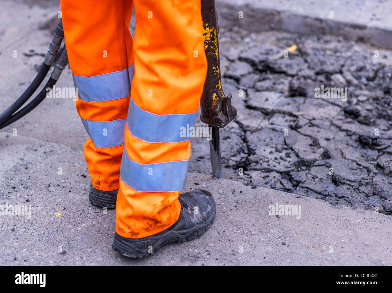 09 settembre 2020, Meclemburgo-Pomerania occidentale, Walkendorf: I tirocinanti nel loro secondo anno di addestramento rompono la vecchia superficie stradale ad una fermata dell'autobus e preparano il rinnovo della strada. Il futuro personale addetto alla manutenzione stradale del Meclemburgo-Pomerania occidentale viene addestrato presso il deposito di manutenzione stradale di Teterow. Il reparto di manutenzione stradale è responsabile di circa 200 chilometri di strade statali e federali. Foto: Jens Büttner/dpa-Zentralbild/ZB Foto Stock