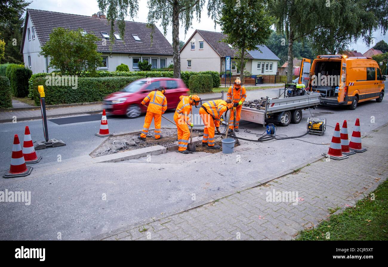 09 settembre 2020, Meclemburgo-Pomerania occidentale, Walkendorf: I tirocinanti nel loro secondo anno di addestramento rompono la vecchia superficie stradale ad una fermata dell'autobus e preparano il rinnovo della strada. Il futuro personale addetto alla manutenzione stradale del Meclemburgo-Pomerania occidentale viene addestrato presso il deposito di manutenzione stradale di Teterow. Il reparto di manutenzione stradale è responsabile di circa 200 chilometri di strade statali e federali. Foto: Jens Büttner/dpa-Zentralbild/ZB Foto Stock