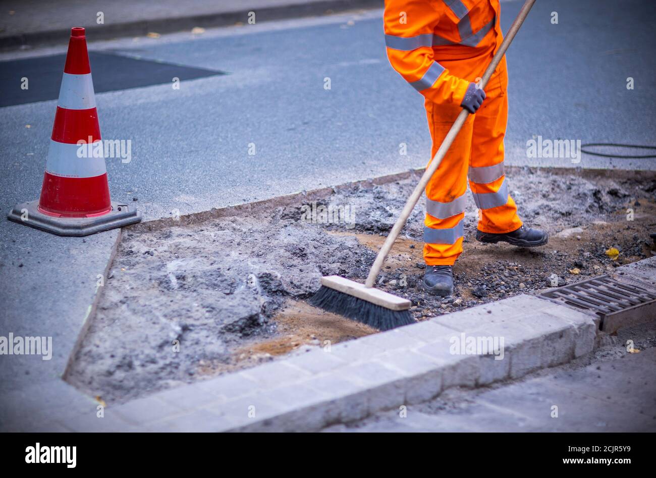 09 settembre 2020, Meclemburgo-Pomerania occidentale, Walkendorf: I tirocinanti nel loro secondo anno di addestramento rompono la vecchia superficie stradale ad una fermata dell'autobus e preparano il rinnovo della strada. Il futuro personale addetto alla manutenzione stradale del Meclemburgo-Pomerania occidentale viene addestrato presso il deposito di manutenzione stradale di Teterow. Il reparto di manutenzione stradale è responsabile di circa 200 chilometri di strade statali e federali. Foto: Jens Büttner/dpa-Zentralbild/ZB Foto Stock