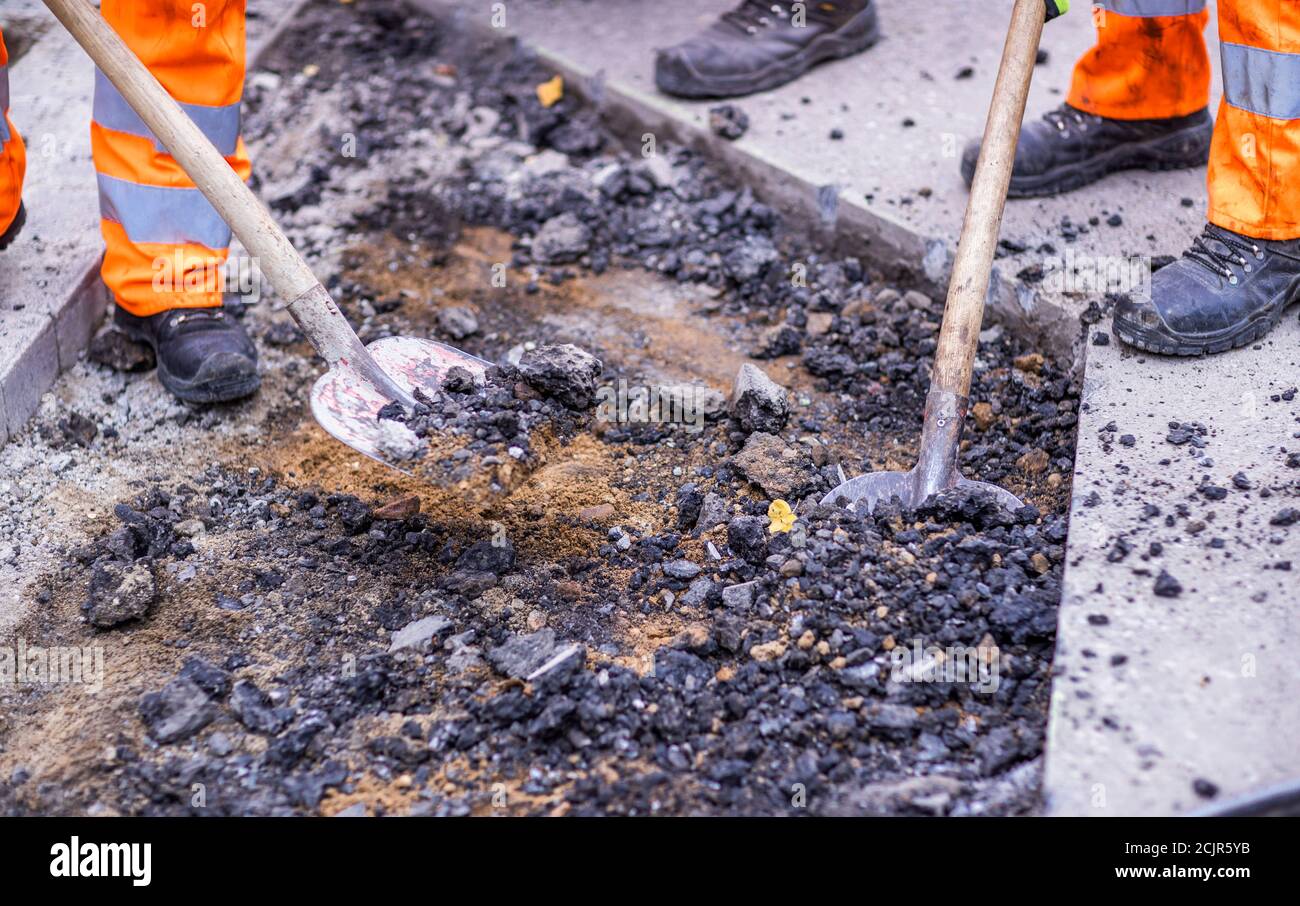 09 settembre 2020, Meclemburgo-Pomerania occidentale, Walkendorf: I tirocinanti nel loro secondo anno di addestramento rompono la vecchia superficie stradale ad una fermata dell'autobus e preparano il rinnovo della strada. Il futuro personale addetto alla manutenzione stradale del Meclemburgo-Pomerania occidentale viene addestrato presso il deposito di manutenzione stradale di Teterow. Il reparto di manutenzione stradale è responsabile di circa 200 chilometri di strade statali e federali. Foto: Jens Büttner/dpa-Zentralbild/ZB Foto Stock