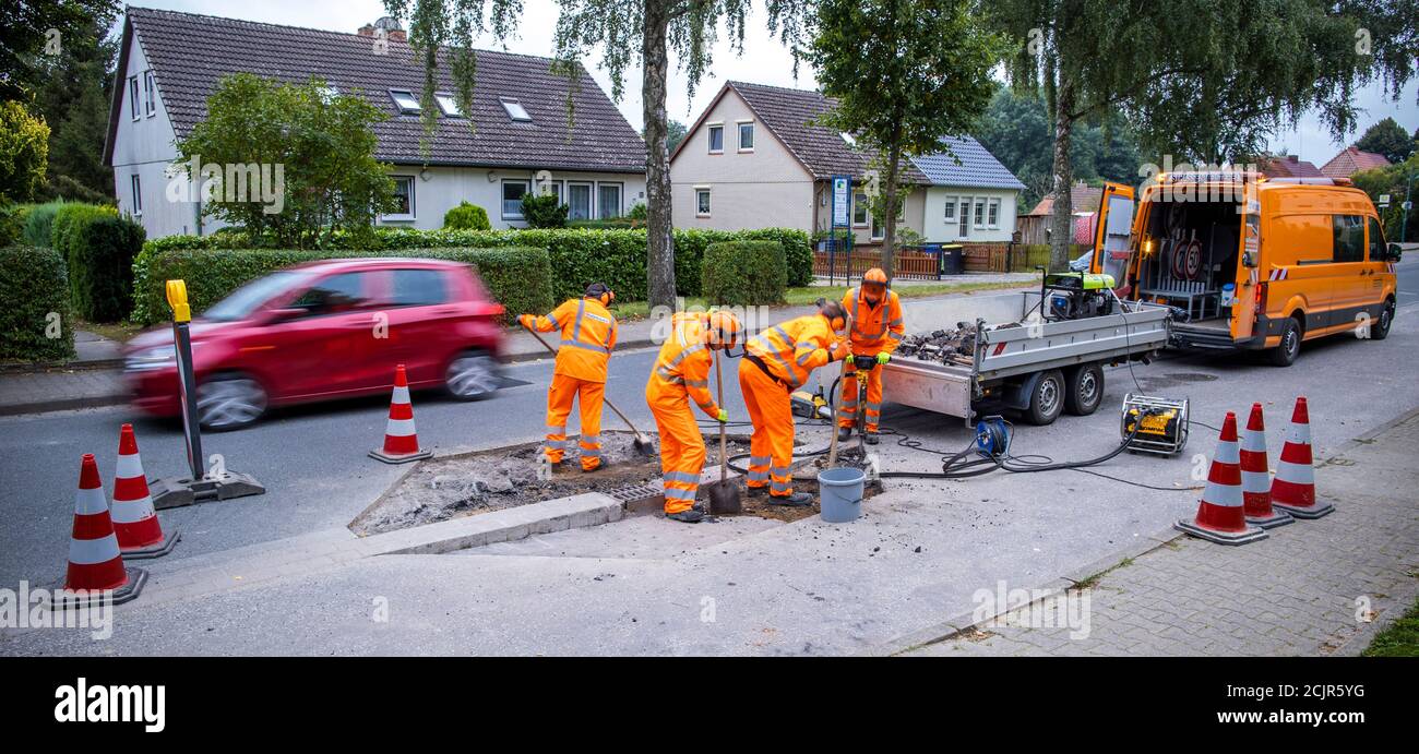 09 settembre 2020, Meclemburgo-Pomerania occidentale, Walkendorf: I tirocinanti nel loro secondo anno di addestramento rompono la vecchia superficie stradale ad una fermata dell'autobus e preparano il rinnovo della strada. Il futuro personale addetto alla manutenzione stradale del Meclemburgo-Pomerania occidentale viene addestrato presso il deposito di manutenzione stradale di Teterow. Il reparto di manutenzione stradale è responsabile di circa 200 chilometri di strade statali e federali. Foto: Jens Büttner/dpa-Zentralbild/ZB Foto Stock