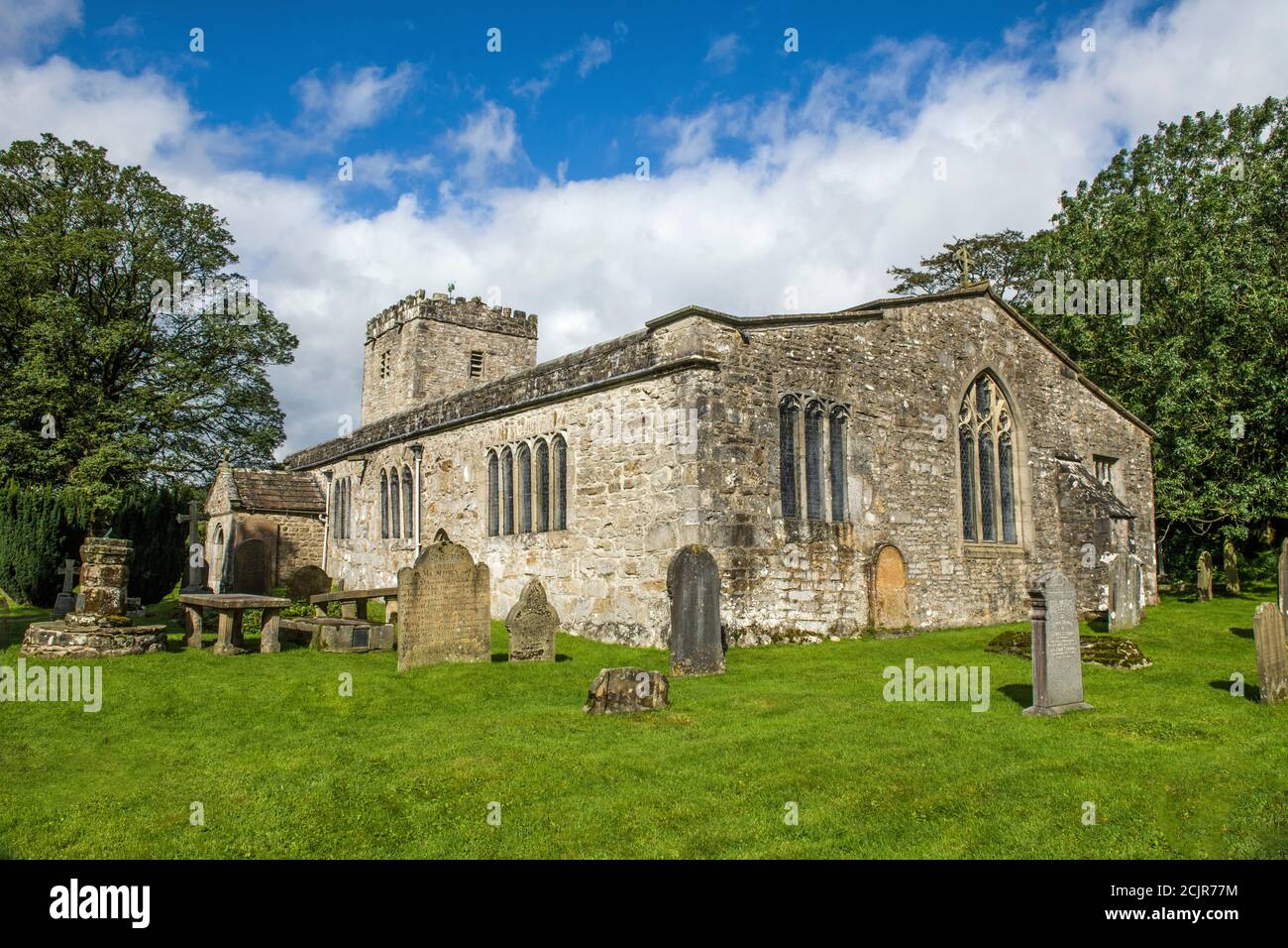 La chiesa di San Michele e tutti gli Angeli vicino al fiume Wharfe a Hubberholme, Upper Wharfedale, nel Parco Nazionale Yorkshire Dales. Foto Stock