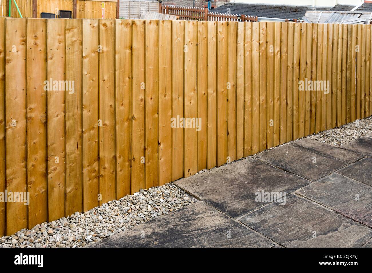 Nuova recinzione in legno in giardino, Galles, Regno Unito Foto Stock