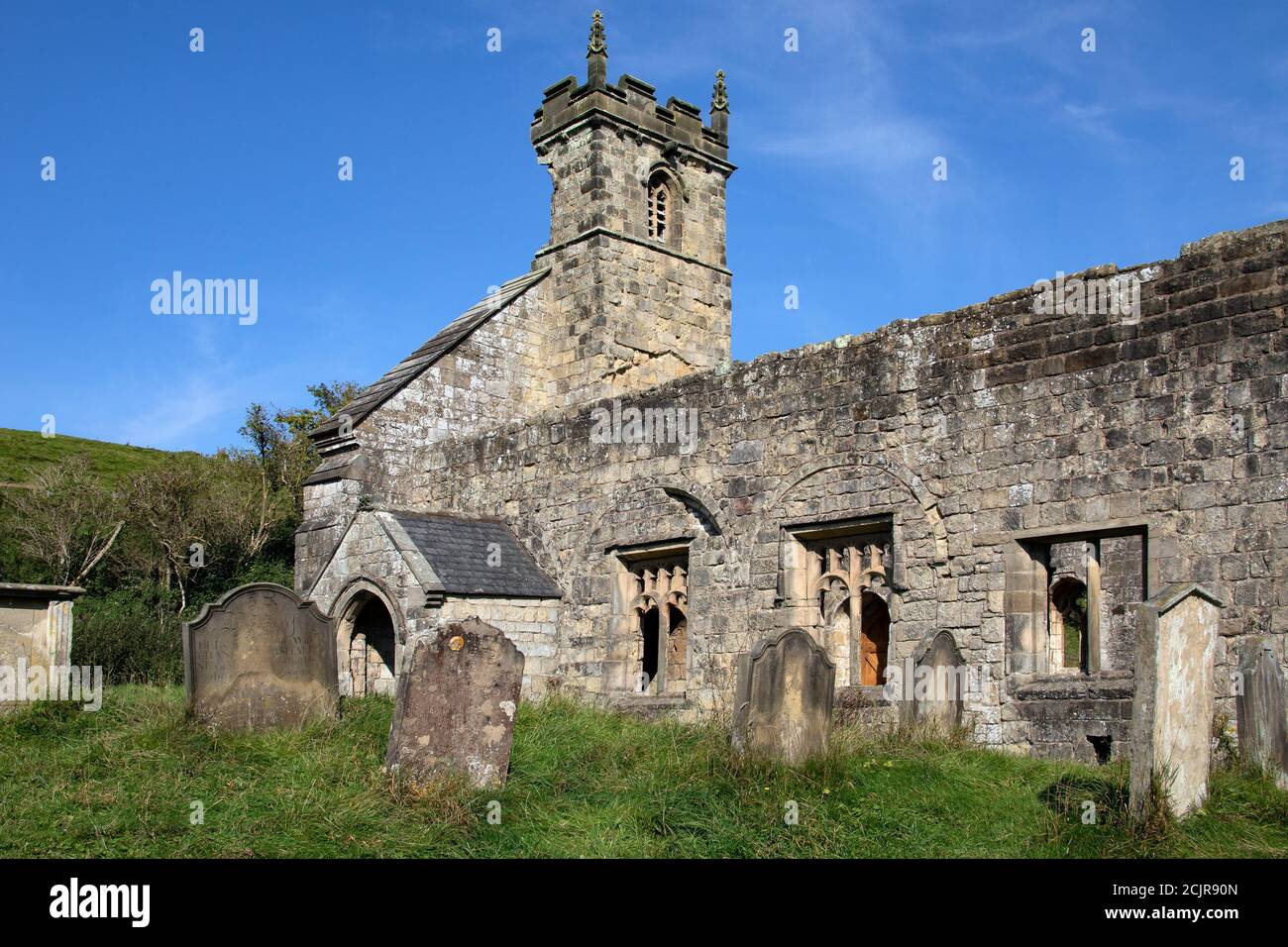 Rovine della chiesa medievale di St Martins a Wharram Percy nel Nord Yorkshire nel Regno Unito. Il sito risale alla fine del 12 ° secolo. Foto Stock