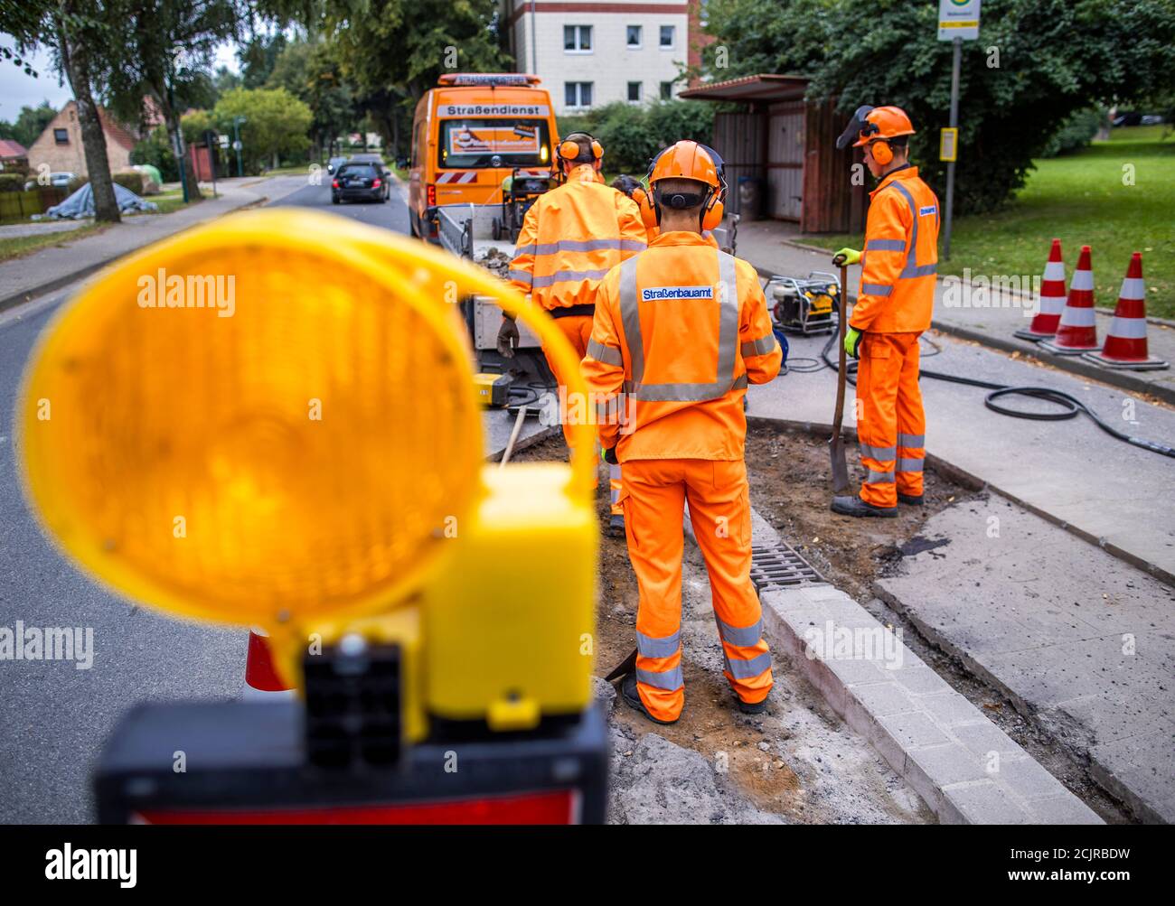 09 settembre 2020, Meclemburgo-Pomerania occidentale, Walkendorf: I tirocinanti nel loro secondo anno di addestramento rompono la vecchia superficie stradale ad una fermata dell'autobus e preparano il rinnovo della strada. Il futuro personale addetto alla manutenzione stradale del Meclemburgo-Pomerania occidentale viene addestrato presso il deposito di manutenzione stradale di Teterow. Il reparto di manutenzione stradale è responsabile di circa 200 chilometri di strade statali e federali. Foto: Jens Büttner/dpa-Zentralbild/ZB Foto Stock