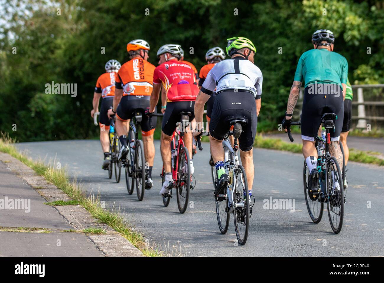 Chorley, Lancashire.UK. 15th settembre 2020. I membri del club ciclistico ignorano la regola dei sei sulla corsa fuori nelle corsie di campagna del Lancashire. Le persone si trovano ad affrontare multe fino a £3200 dollari se non rispettano la “regola dei sei” che mira a frenare un aumento dei casi di Covid 19. Foto Stock
