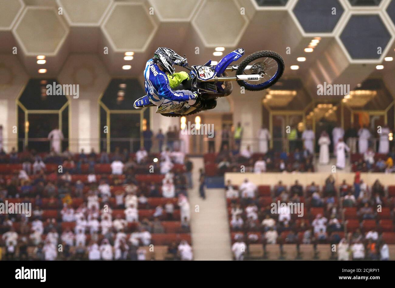 Un motociclista si esibisce durante la mostra Monster Jam organizzata dalla General Entertainment Authority, a Riyadh, Arabia Saudita, il 17 marzo 2017. Foto scattata il 17 marzo 2017. REUTERS/Faisal al Nasser Foto Stock