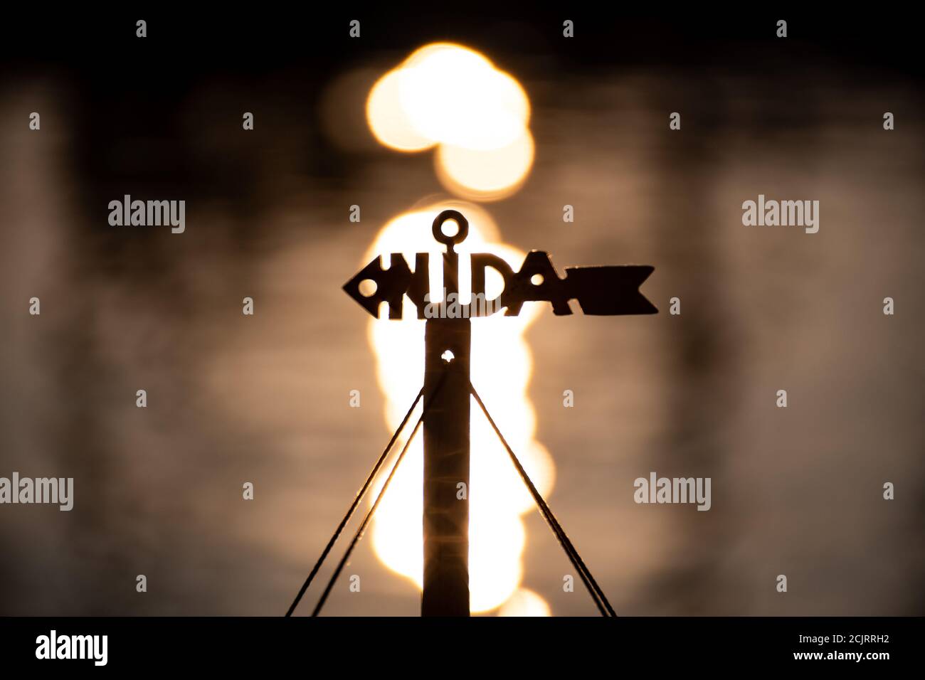 Nida, Lituania, logo con riflessi del sole sull'acqua sullo sfondo Foto Stock