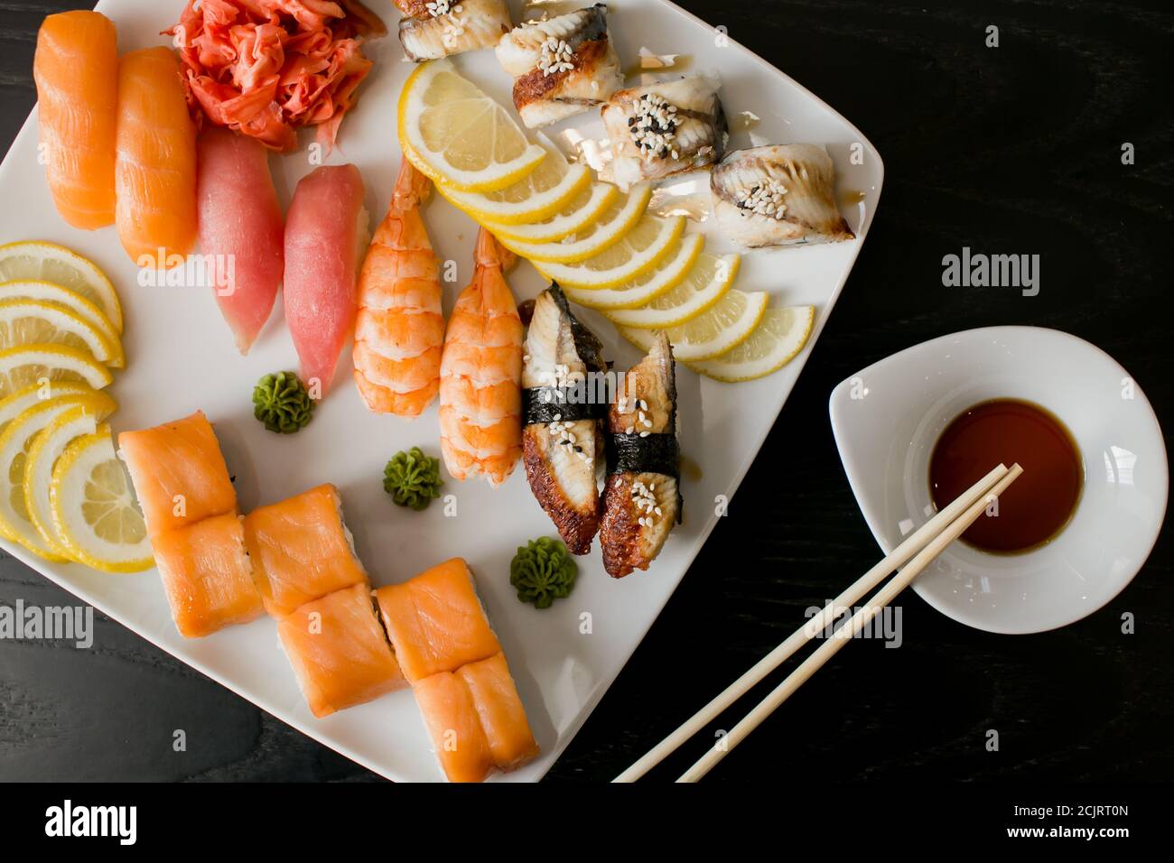 Sushi chef del cibo. sushi industria. degustazione rotoli. dimostrando rotoli e sushi. pesce crudo Foto Stock