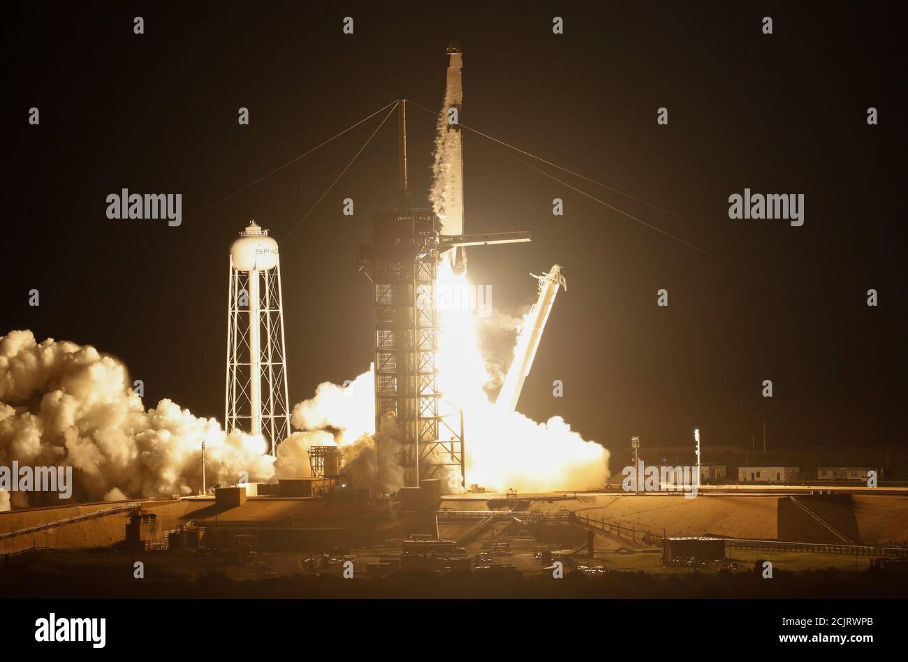 Un razzo SpaceX Falcon 9, che trasporta la navicella spaziale Crew Dragon, si innalza su un volo di prova senza equipaggio fino alla Stazione spaziale Internazionale dal Kennedy Space Center a Cape Canaveral, Florida, Stati Uniti, 2 marzo 2019. REUTERS/Mike Blake Foto Stock