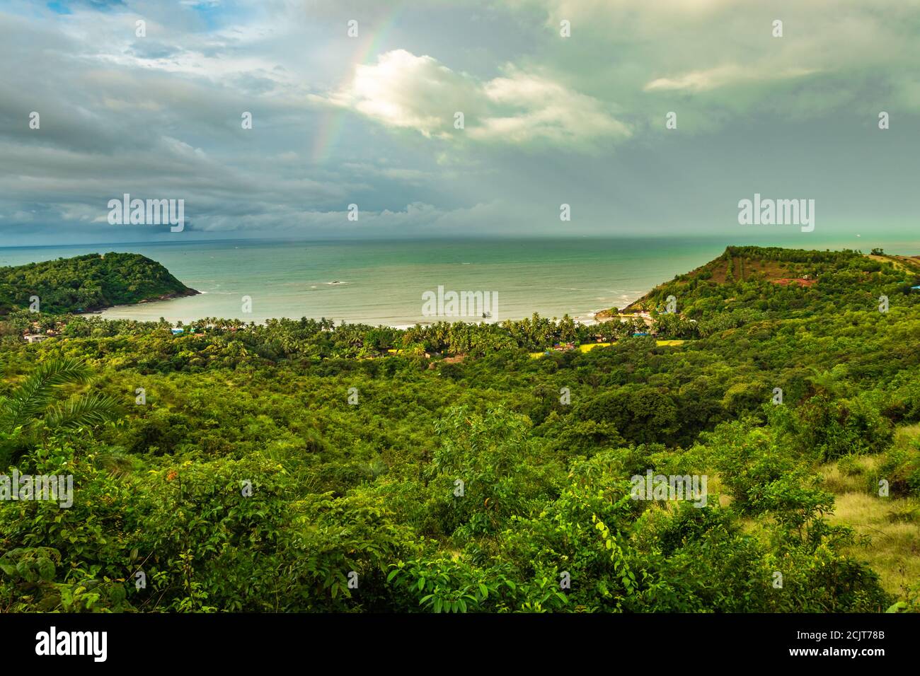 paesaggio vista serena con orizzonte del mare e fitta foresta verde immagine è presa sulla spiaggia di om gokarna karnataka india dalla cima della montagna Foto Stock