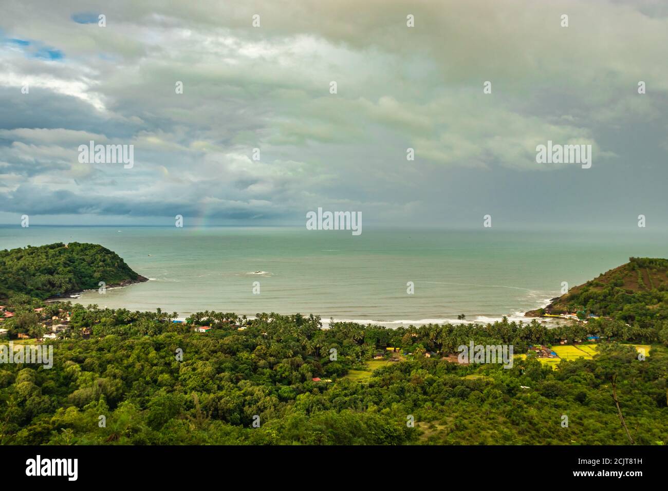 paesaggio vista serena con orizzonte del mare e fitta foresta verde immagine è presa sulla spiaggia di om gokarna karnataka india dalla cima della montagna Foto Stock