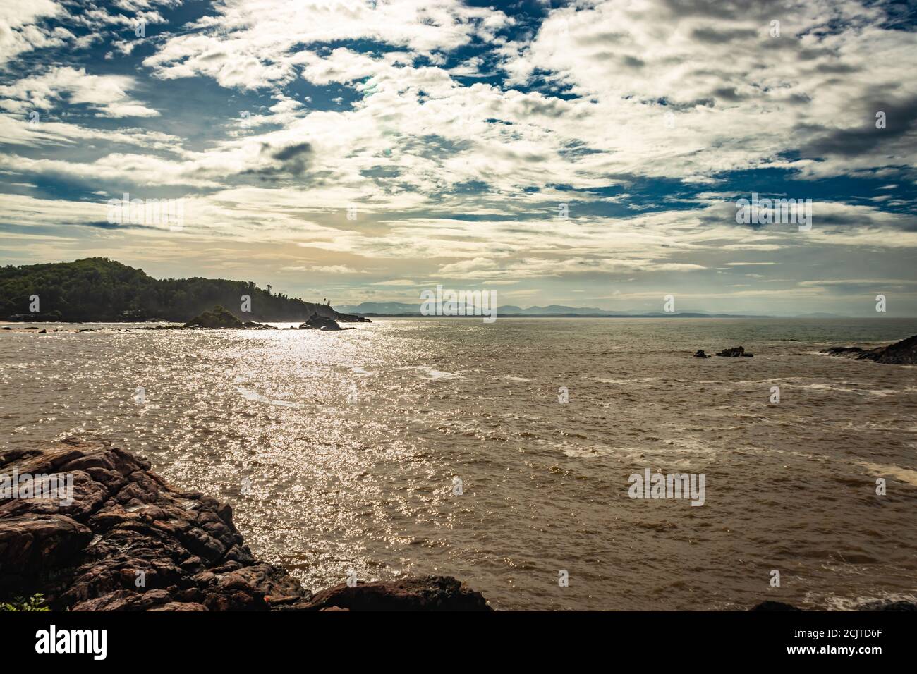 spiaggia rocciosa di mare con onde che si infrangono al mattino da un'immagine ad angolo piatto è presa alla spiaggia om gokarna karnataka india. è una delle migliori spiagge di gokarna Foto Stock