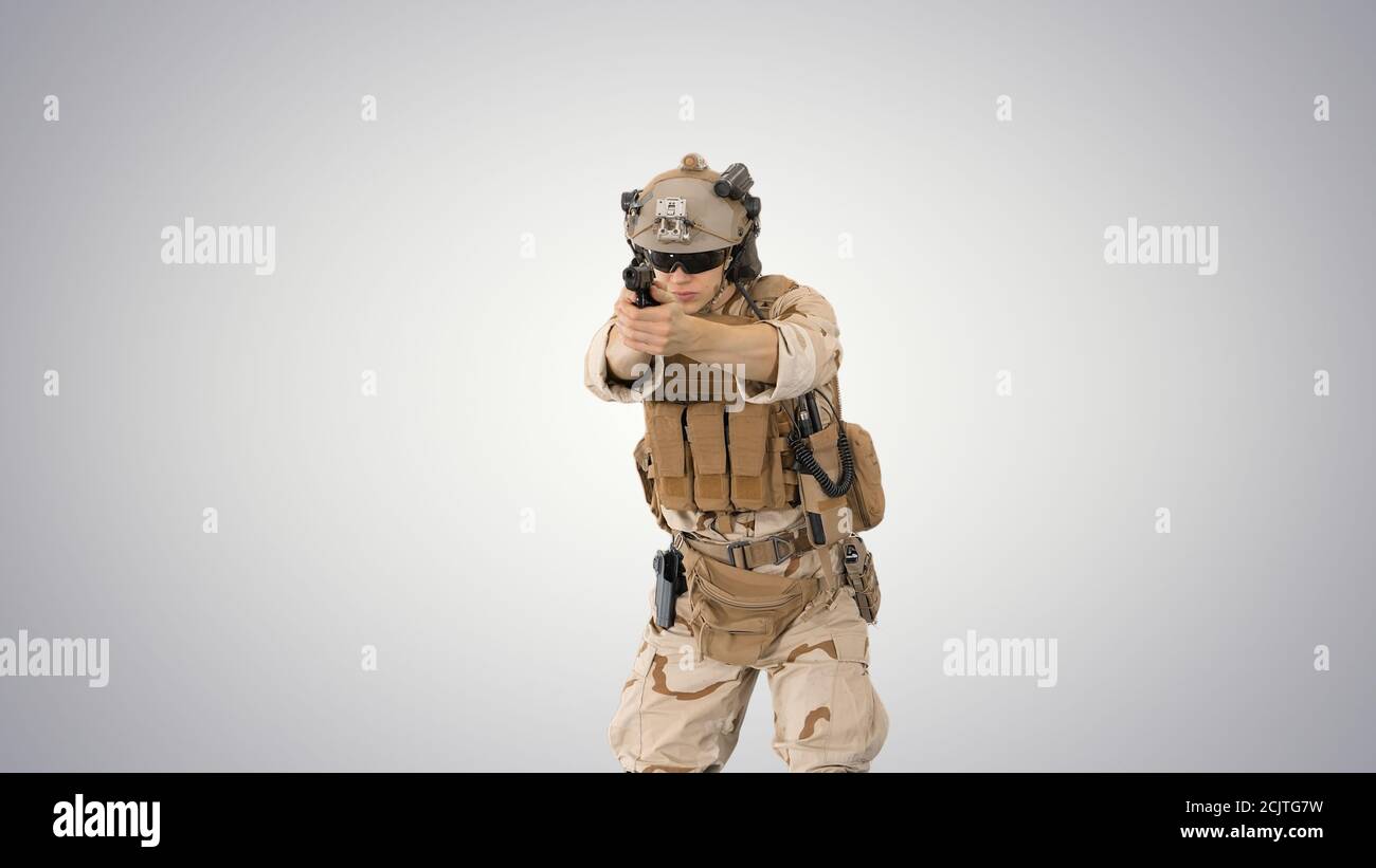 Soldato moderno, combattente contro la squadra terrorista che spara con un Foto Stock