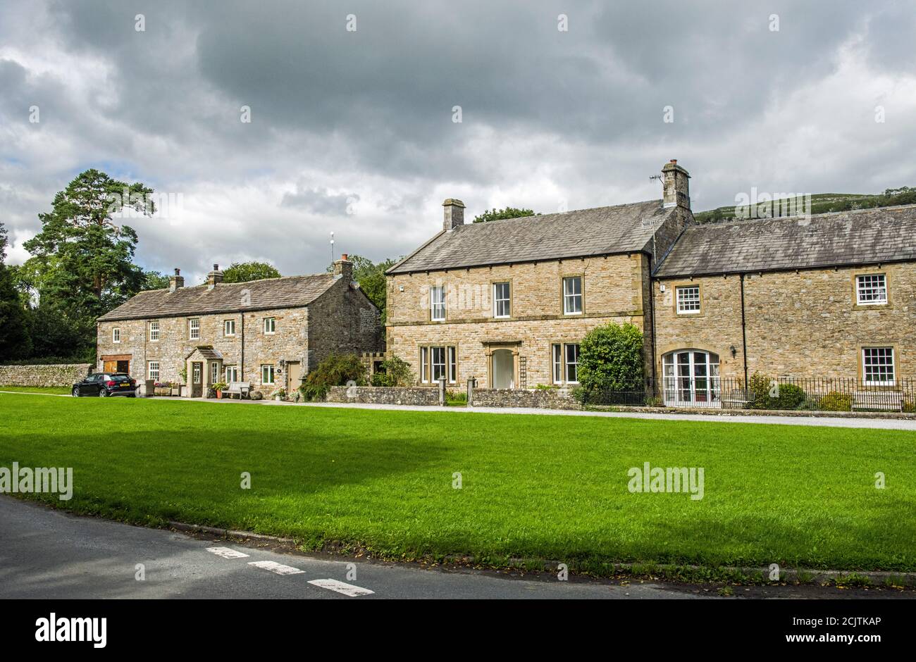 Case intorno al grande villaggio verde ad Arncliffe a Littondale in un pomeriggio soleggiato settembre, nel Parco Nazionale delle Dales dello Yorkshire. Foto Stock