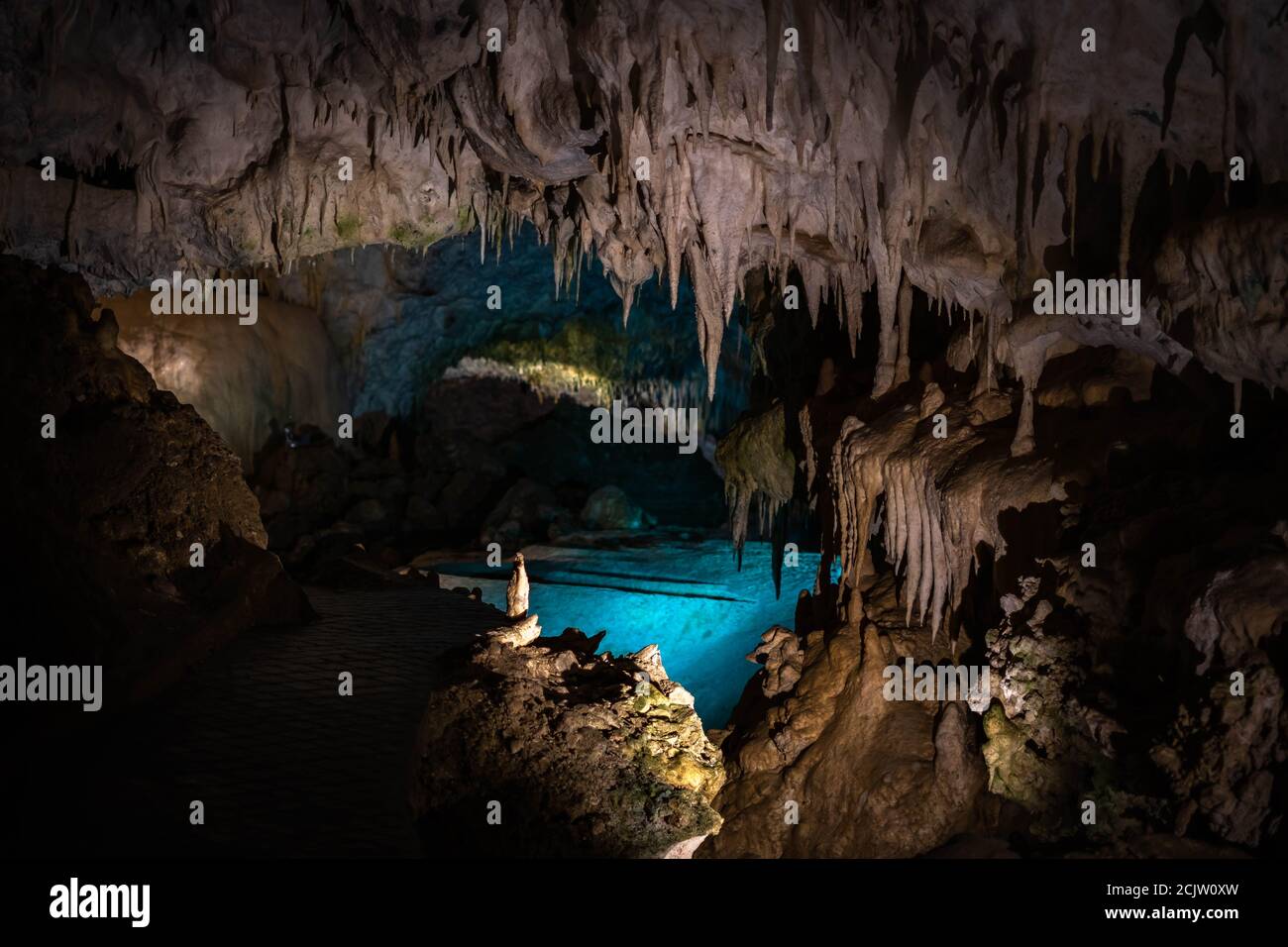 La Grotta di Anemoptera si trova nei pressi del villaggio di Pramanda, con i suoi abbondanti giacimenti di stalagmiti e cascate sotterranee e laghi. Foto Stock