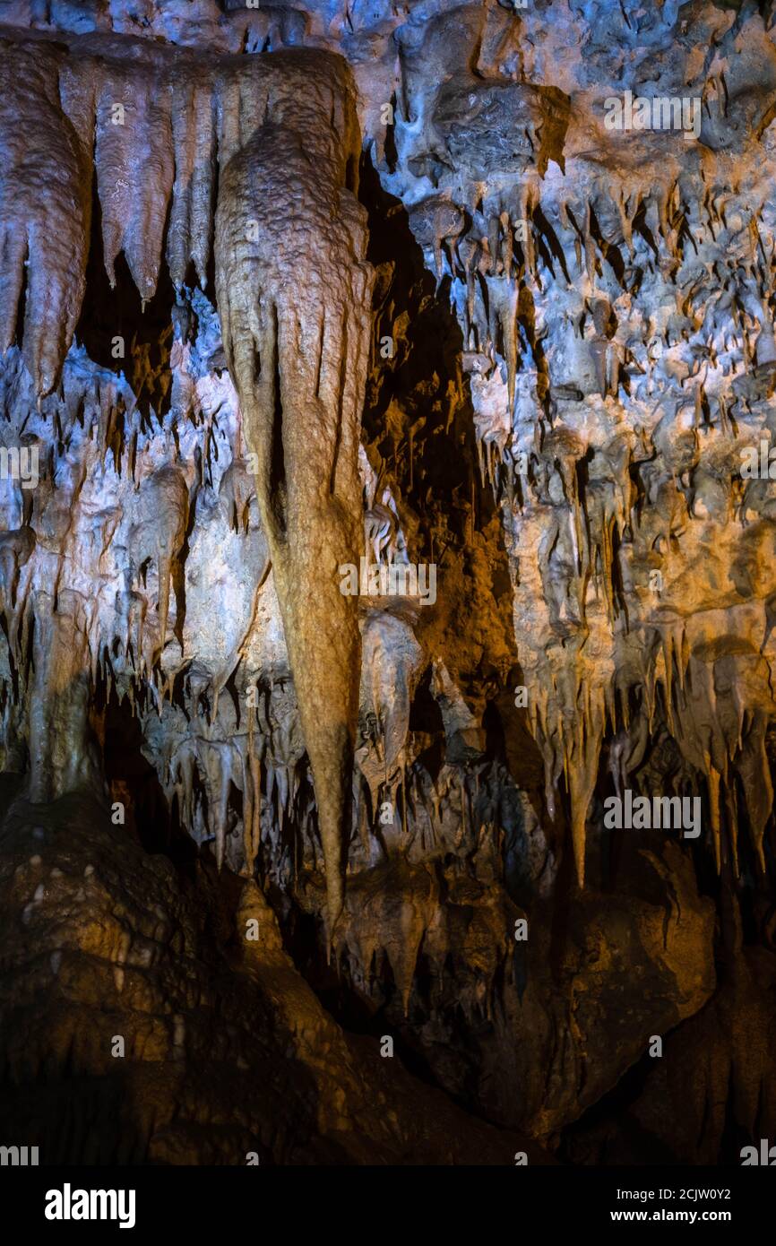 La Grotta di Anemoptera si trova nei pressi del villaggio di Pramanda, con i suoi abbondanti giacimenti di stalagmiti e cascate sotterranee e laghi. Foto Stock