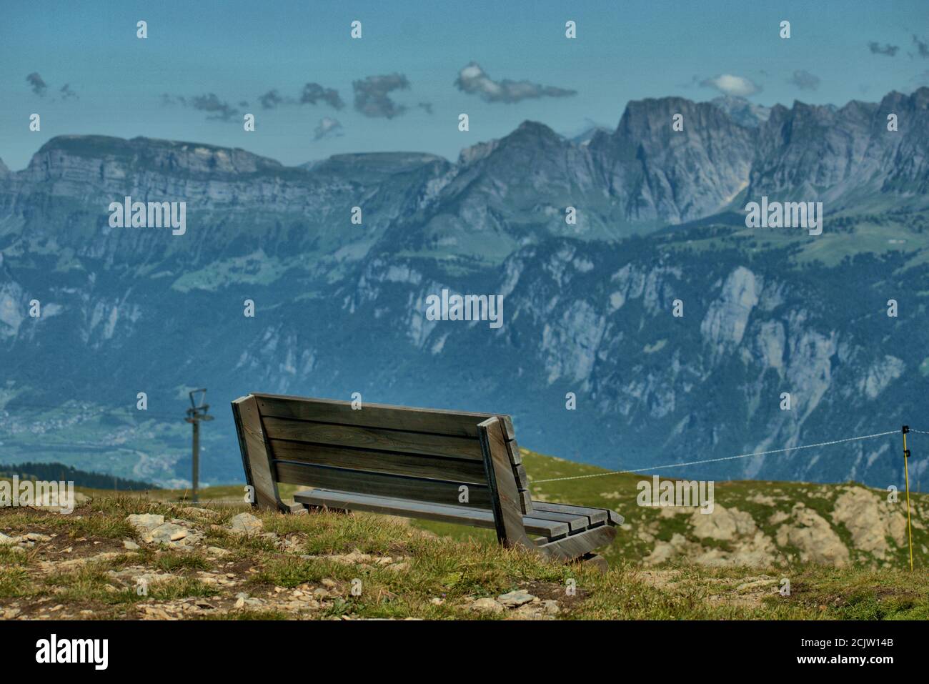 Panca vuota sul monte Pizol in Svizzera Foto Stock