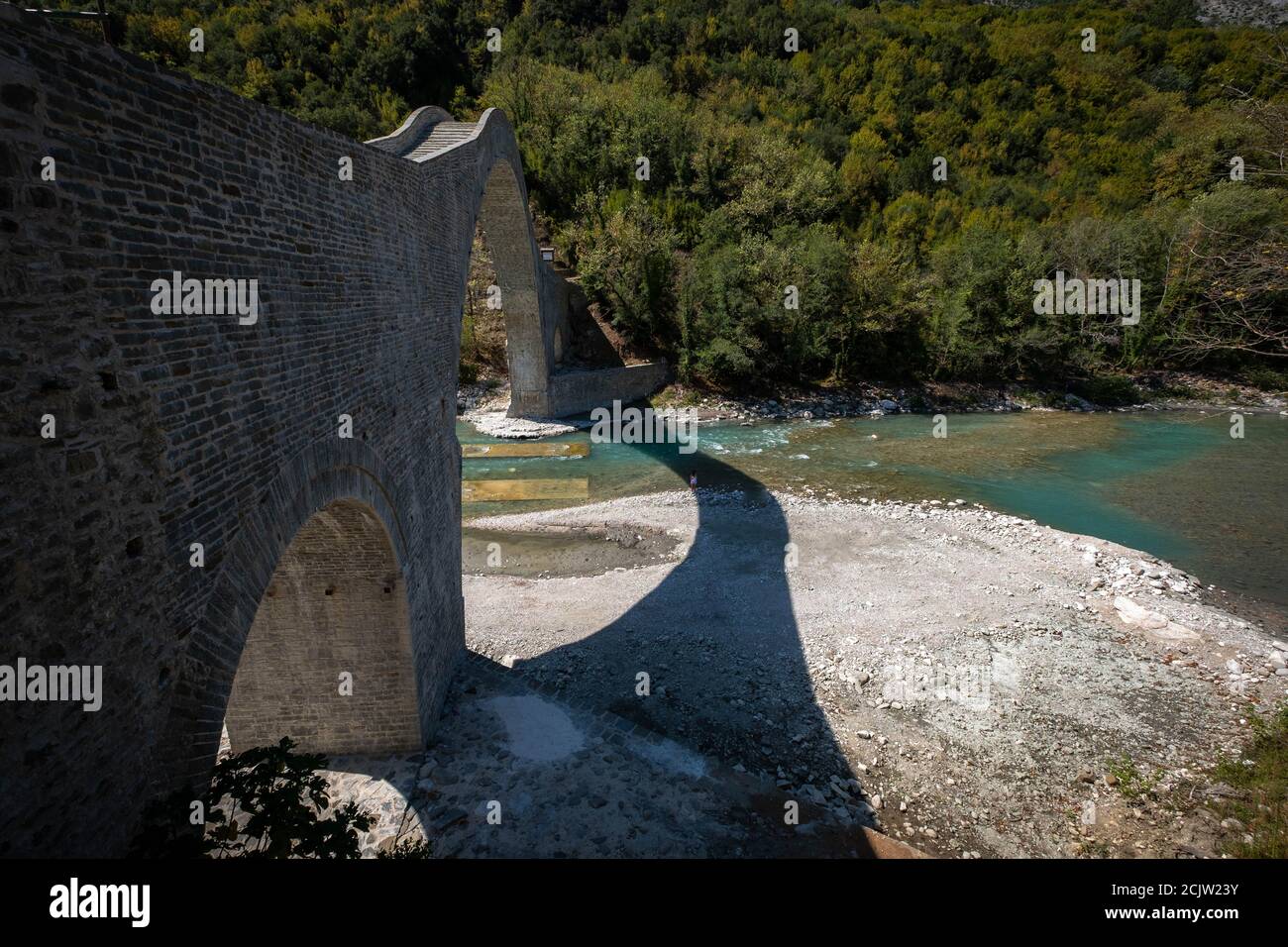 Plaka Bridge, il ponte è stato il punto di partenza per il rafting e la canoa sul fiume Arachthos. Si trova ai confini del prefetto di Arta e Ioannina Foto Stock