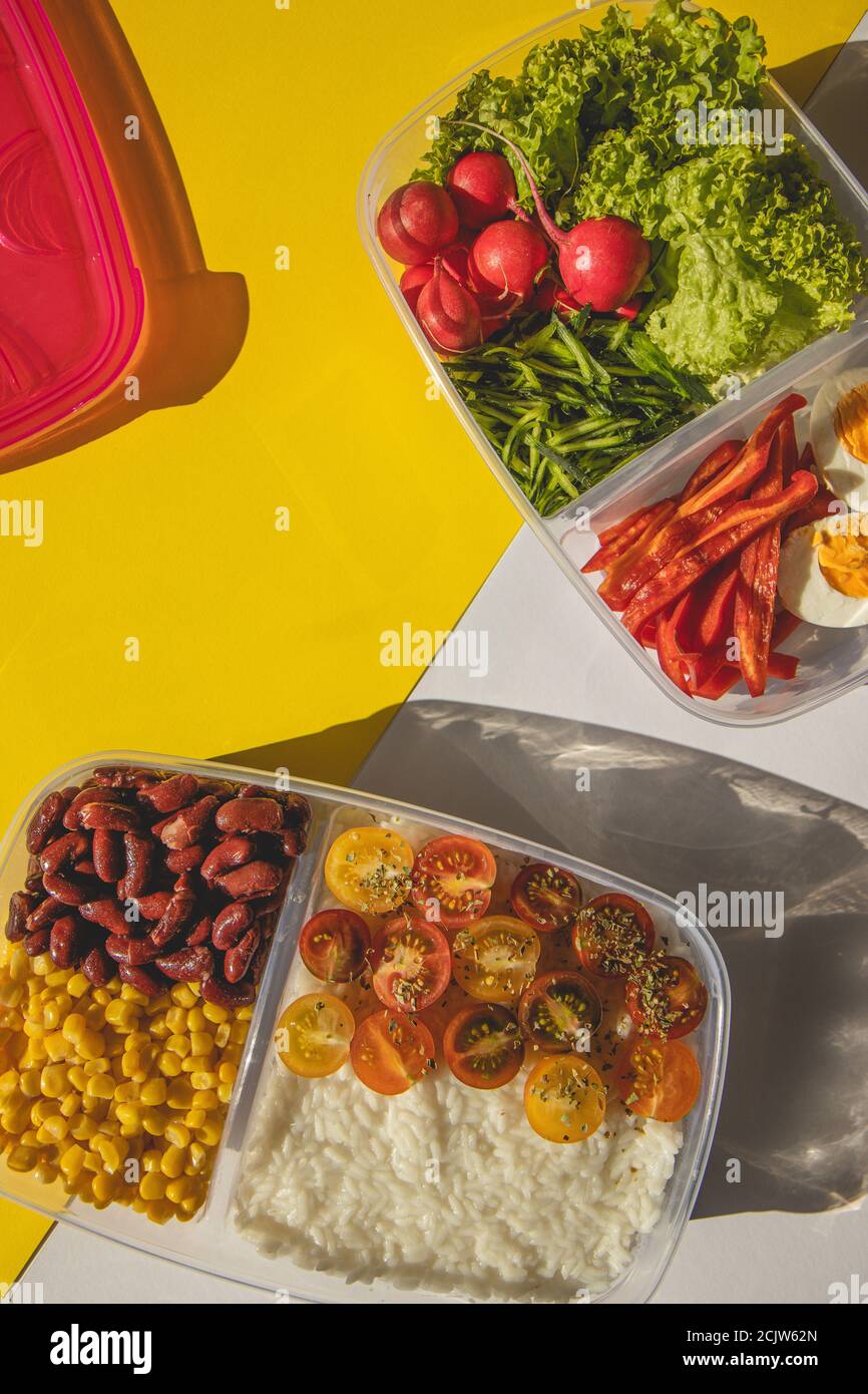 Cibo vegetariano fatto in casa in scatole da pranzo con verdure sane. Concetto di cibo vegetariano. Cibo sano. Vista dall'alto, disposizione piatta. Foto Stock