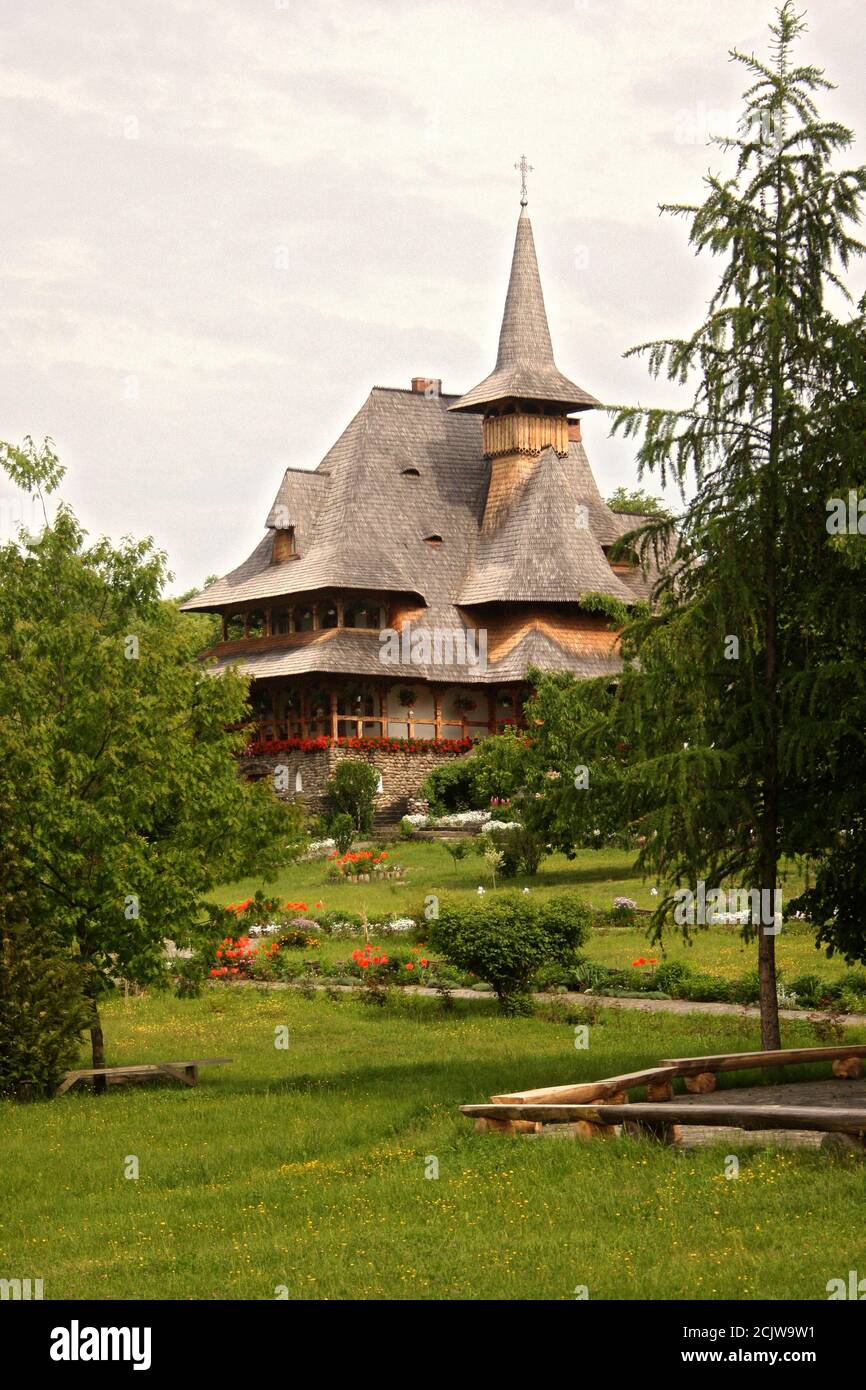 Monastero di Barsana, Romania. La casa di Nun, costruita nel tradizionale stile architettonico locale. Foto Stock