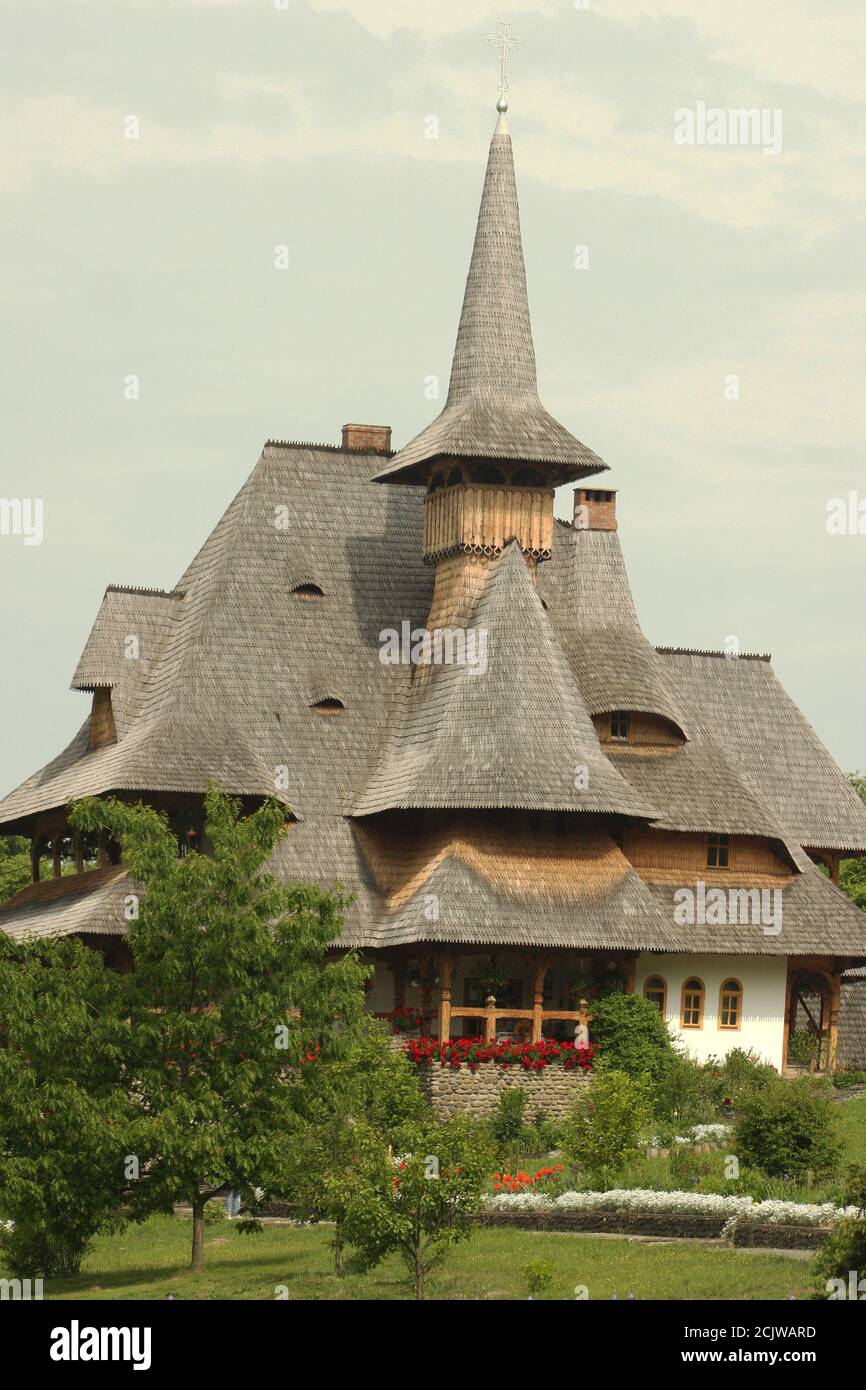 Monastero di Barsana, Romania. La casa di Nun, costruita nel tradizionale stile architettonico locale. Foto Stock