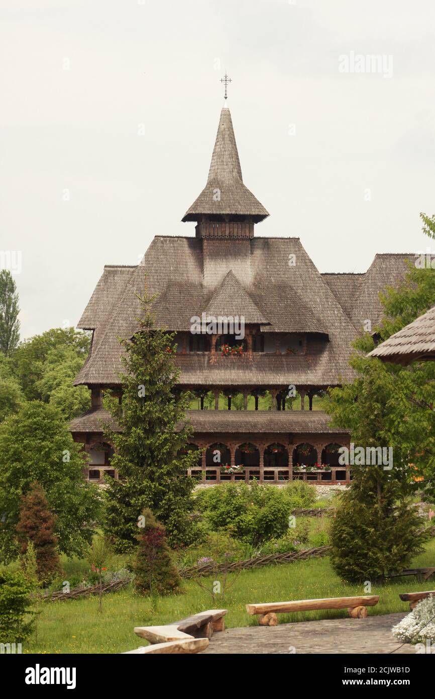 Monastero di Barsana, Romania. Gli ospiti dormono e refettorio, costruito in stile locale tradizionale. Foto Stock